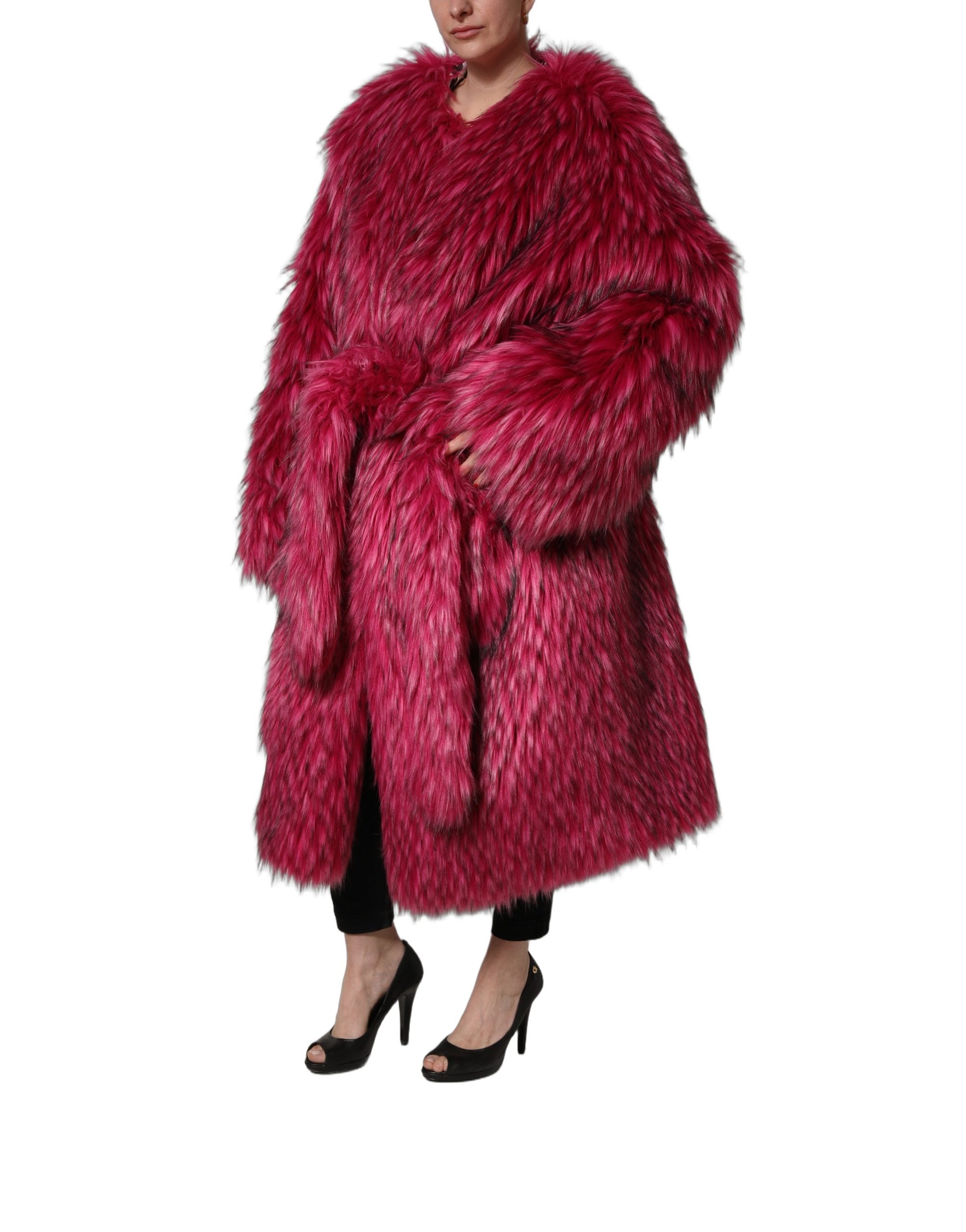 Manteau trench en fausse fourrure fuchsia avec ceinture, Dolce & Gabbana, vêtement d'hiver élégant et chaud.