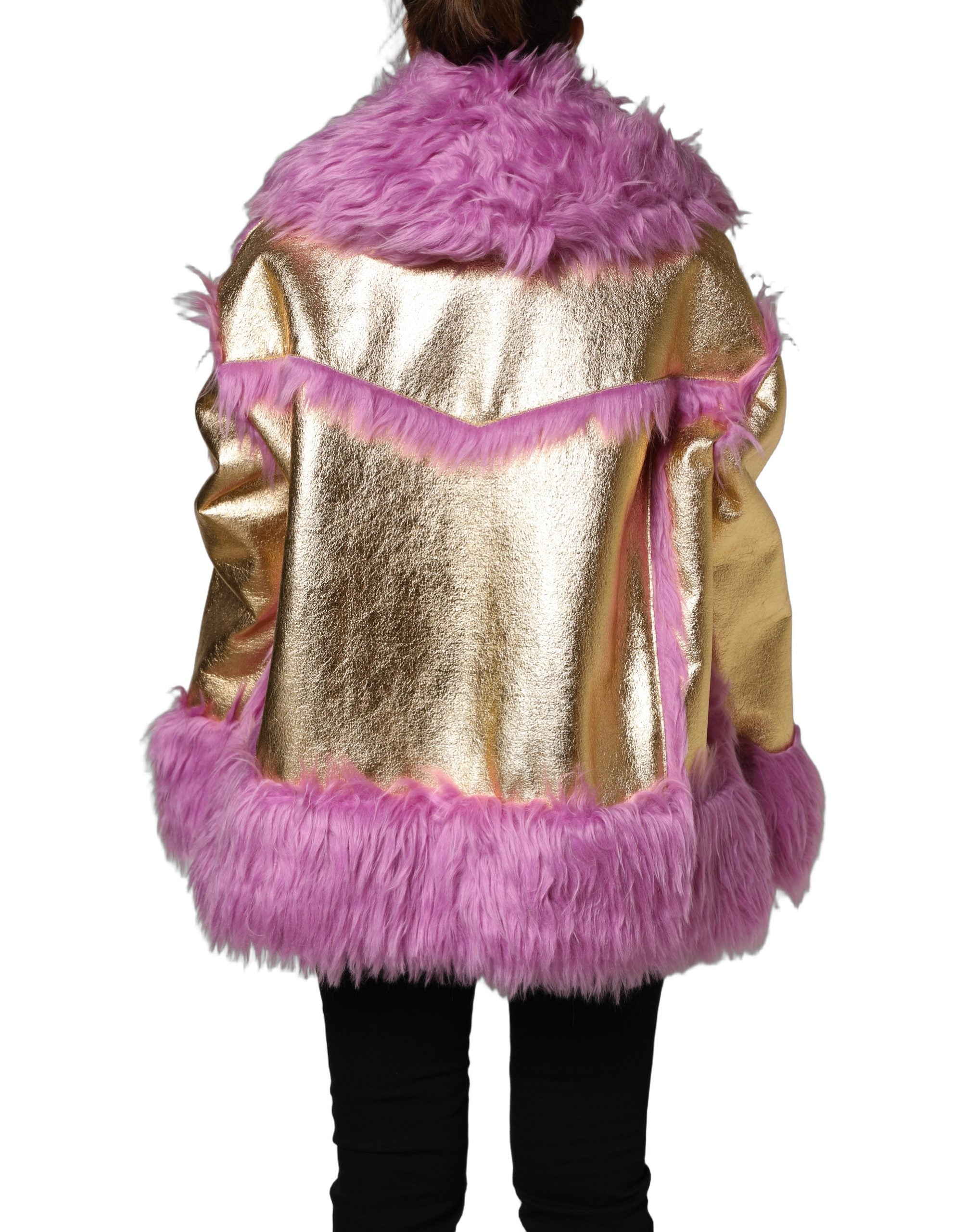 Manteau en faux fur rose Dolce & Gabbana avec détails en cuir doré, élégant et chaud, porté sur un mannequin.