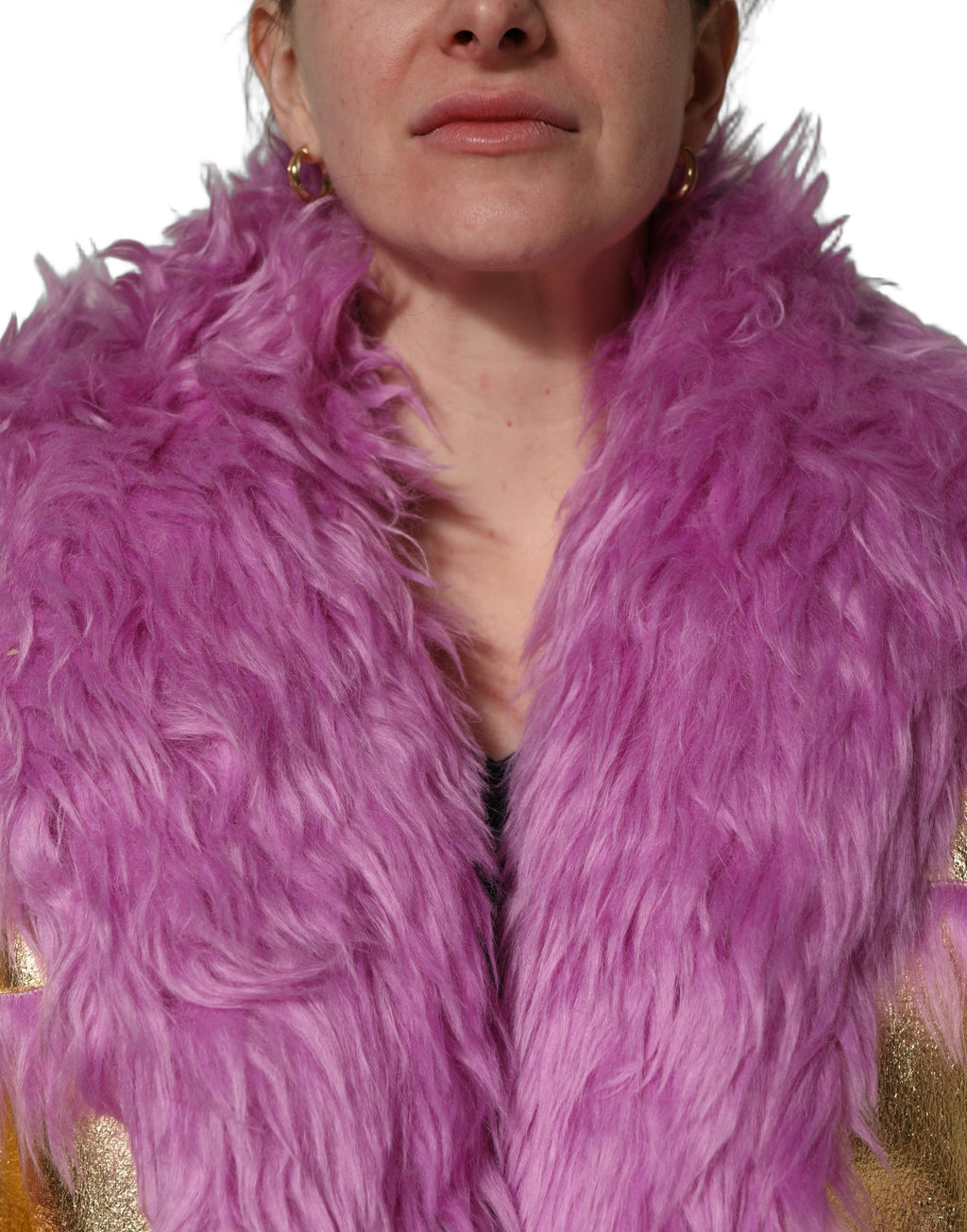Manteau Dolce & Gabbana en fausse fourrure rose, doublé en cuir or, veste élégante avec texture douce et détails luxueux.