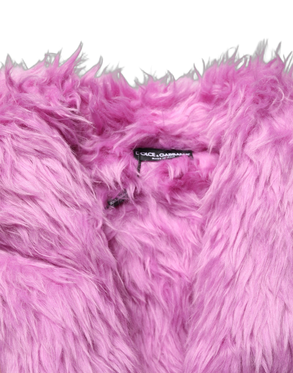 Veste Dolce & Gabbana en fausse fourrure rose, avec détail en cuir doré, élégante et chaude, vue de face.