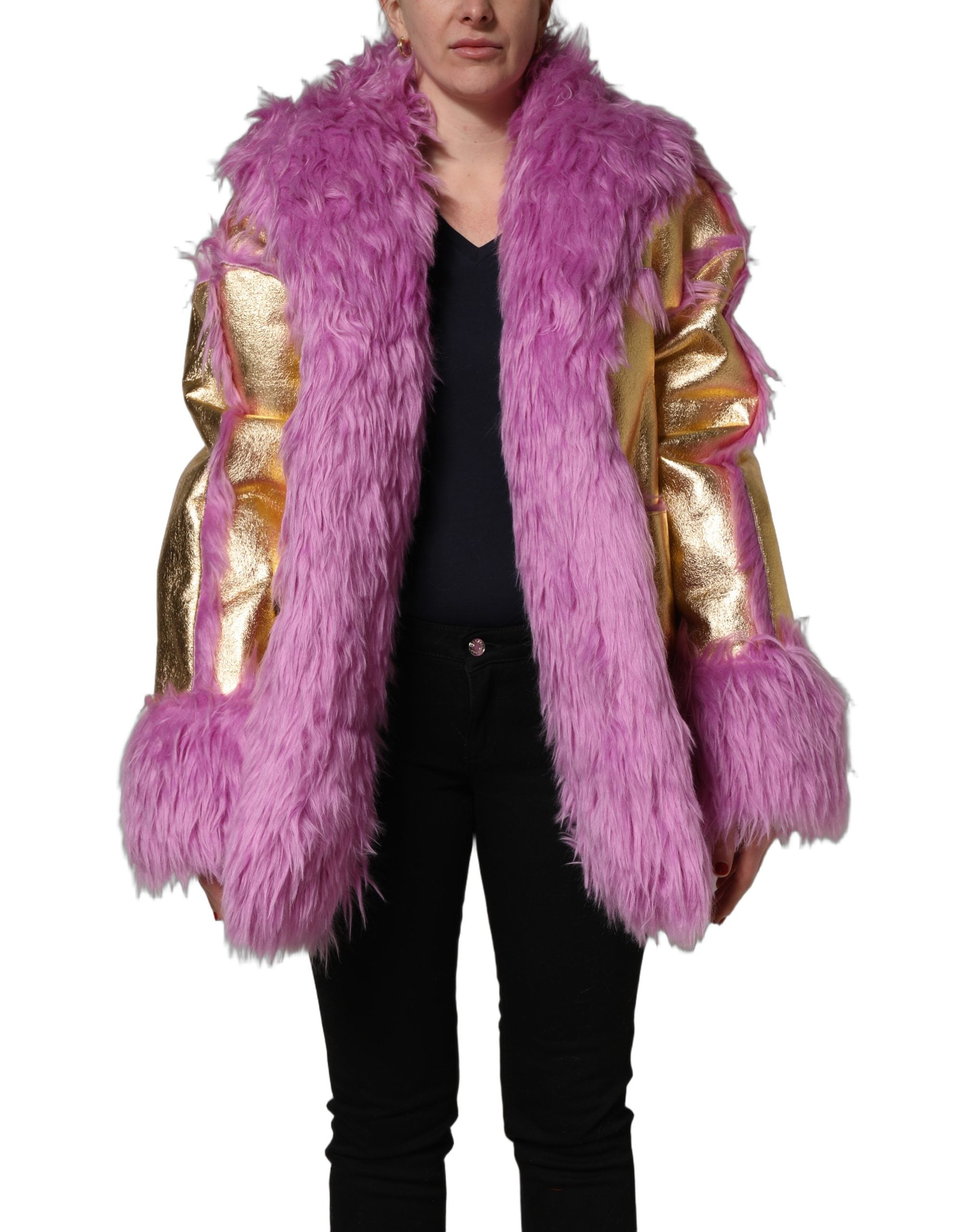 Veste en fourrure synthétique rose Dolce & Gabbana avec détails en cuir doré, élégante et chaude.