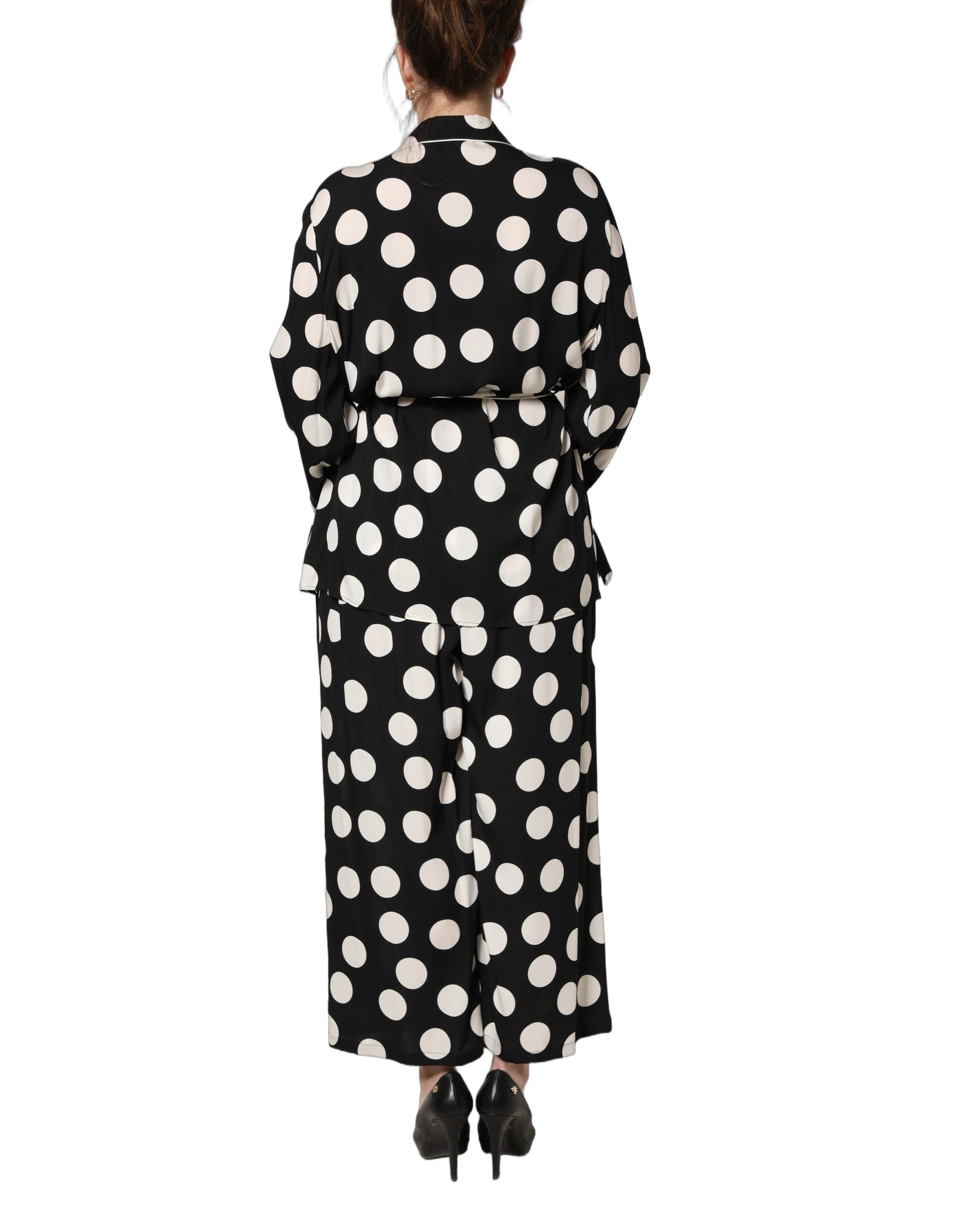 Pyjama deux pièces Dolce & Gabbana à pois noir et blanc, vêtement de nuit élégant avec haut et pantalon confortables.