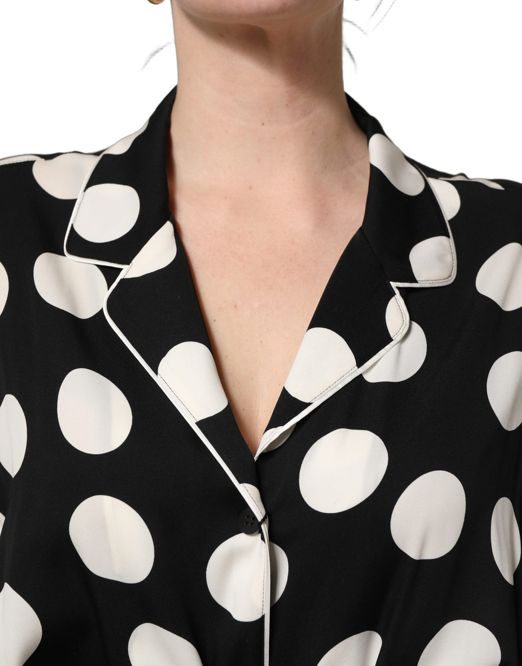 Pyjama deux pièces Dolce & Gabbana à pois noir et blanc, vêtement de nuit élégant pour femmes.