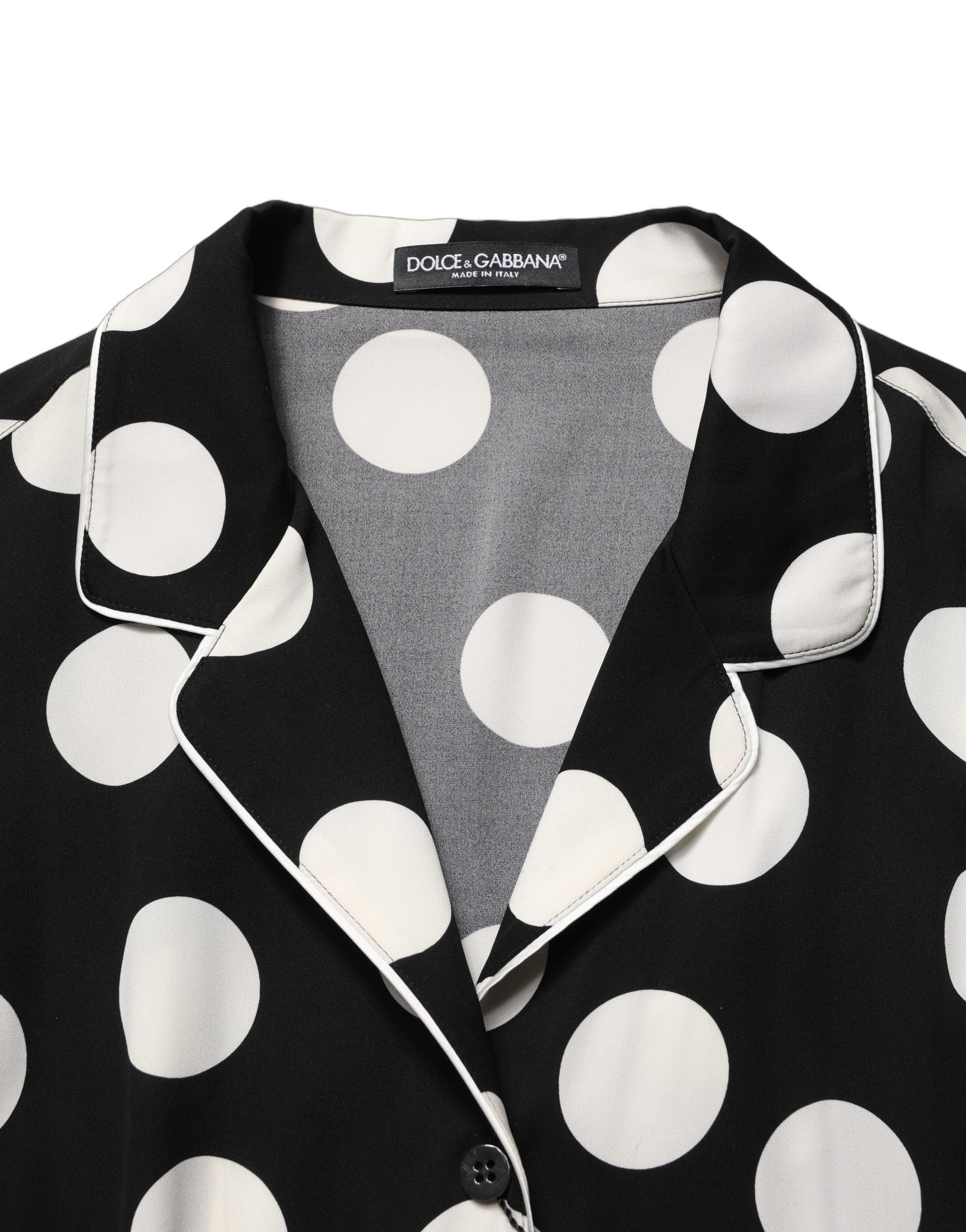 Pyjama deux pièces Dolce & Gabbana à pois noir et blanc, ensemble de vêtements de nuit élégants et confortables.