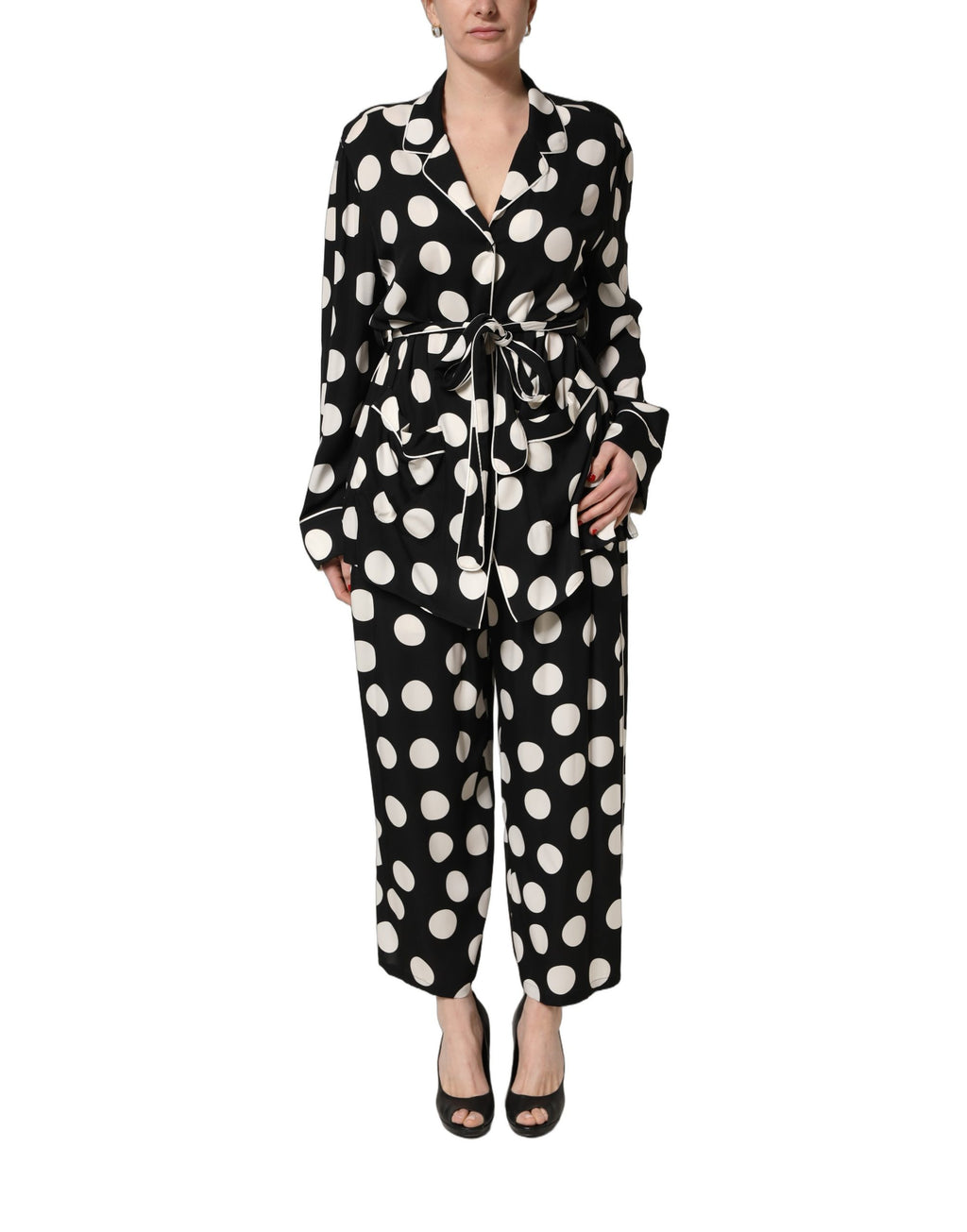 Pyjama deux pièces Dolce & Gabbana à pois noir et blanc, ensemble de vêtements de nuit confortable et élégant.