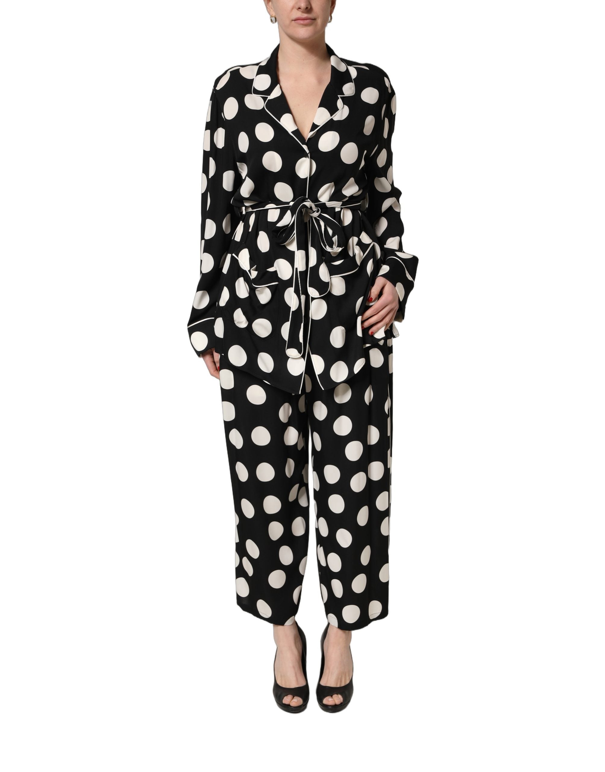 Pyjama Dolce & Gabbana à pois noirs et blancs, ensemble de deux pièces pour sommeil, tissu doux et élégant.
