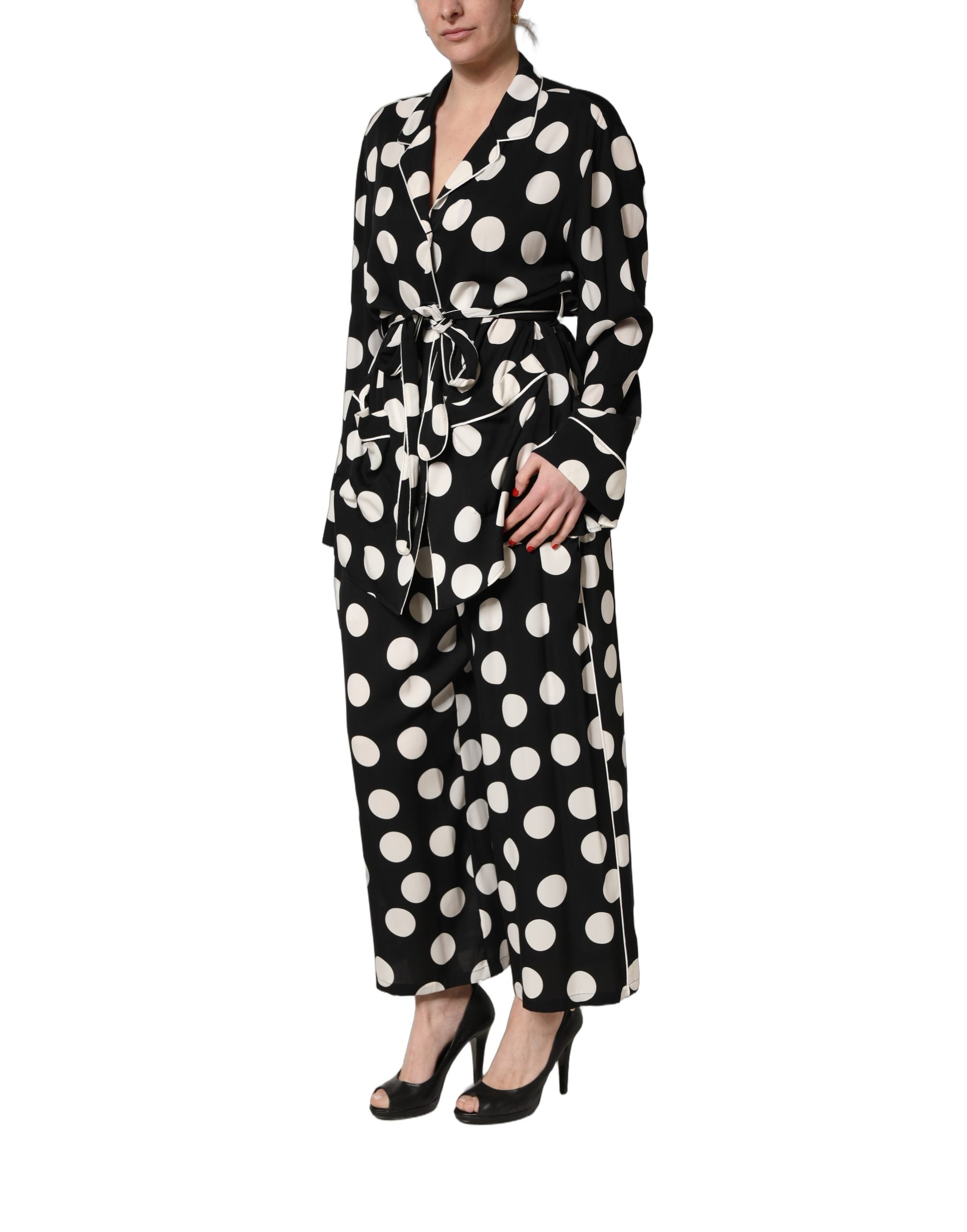 Pyjama deux pièces Dolce & Gabbana à pois noirs et blancs, ensemble de vêtements de nuit élégants et confortables.