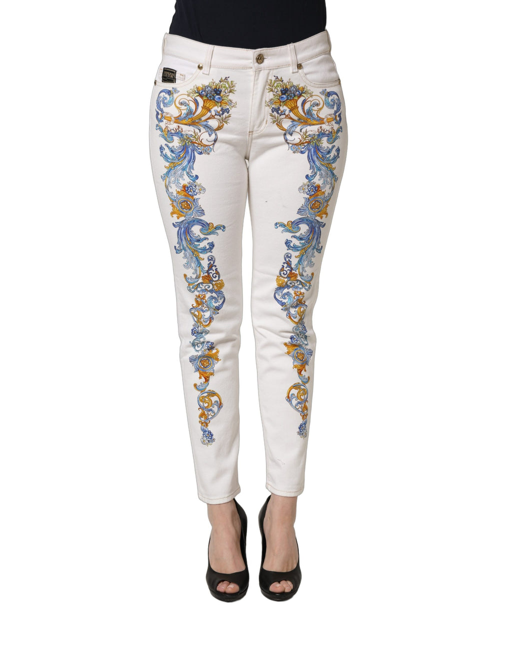 Jeans skinny en denim blanc avec imprimé floral de Versace Jeans Couture, coupe ajustée et style tendance.