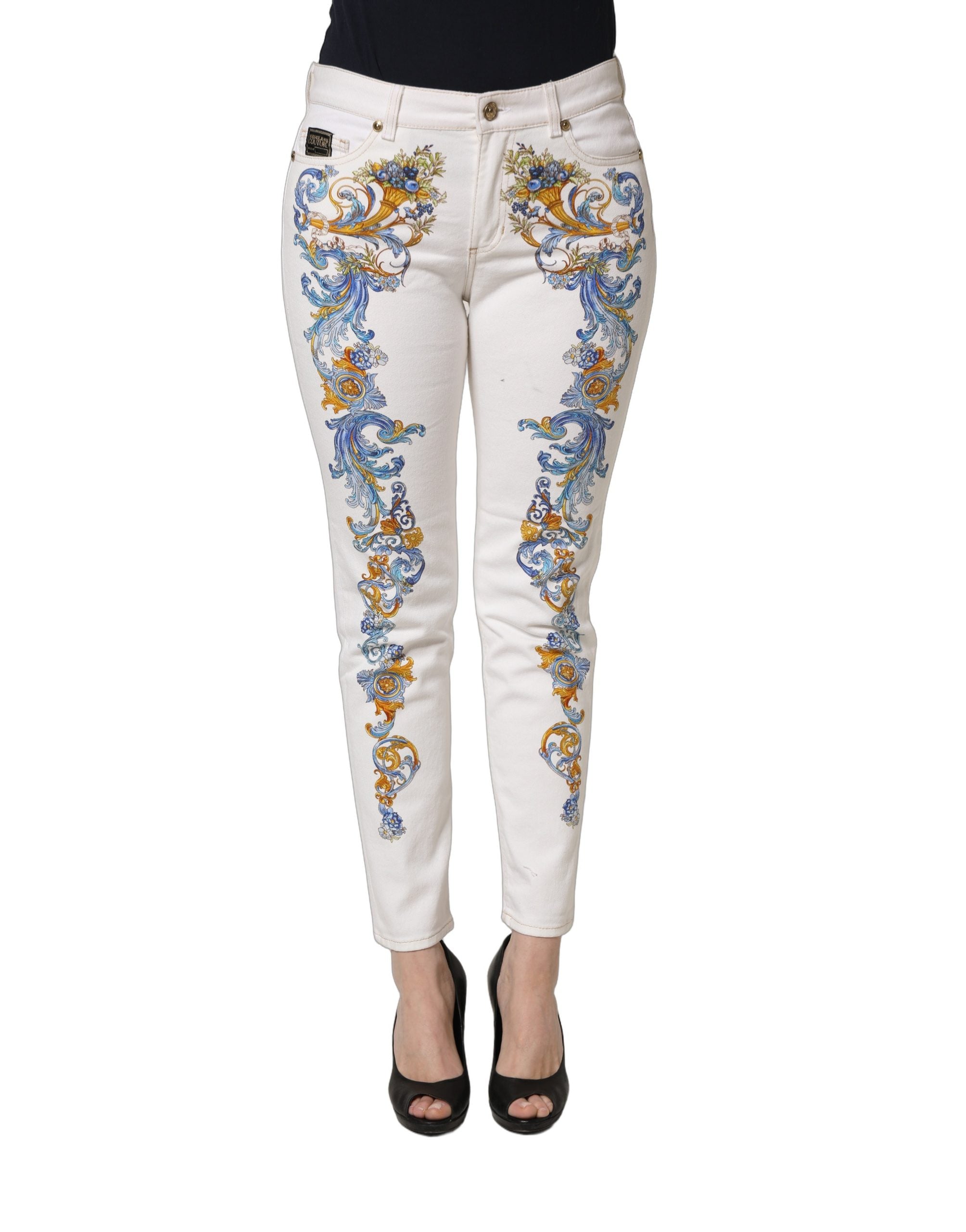 Jeans skinny en denim blanc avec imprimé floral de Versace Jeans Couture, coupe ajustée et style tendance.