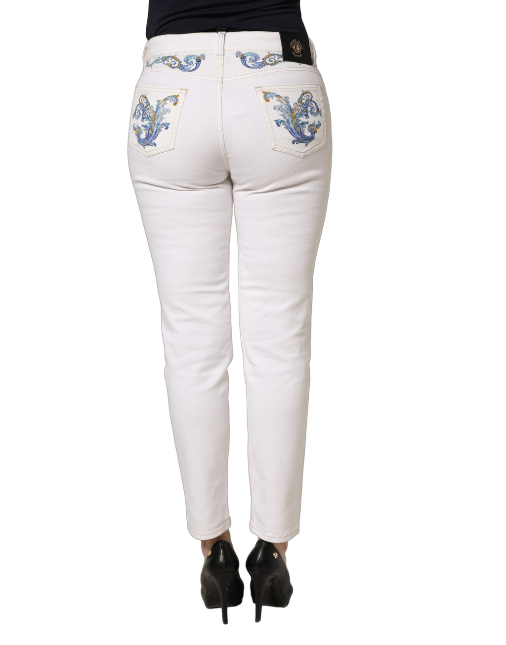 Jeans skinny en denim blanc avec imprimé floral de Versace Jeans Couture, mode élégante et tendance pour femmes.