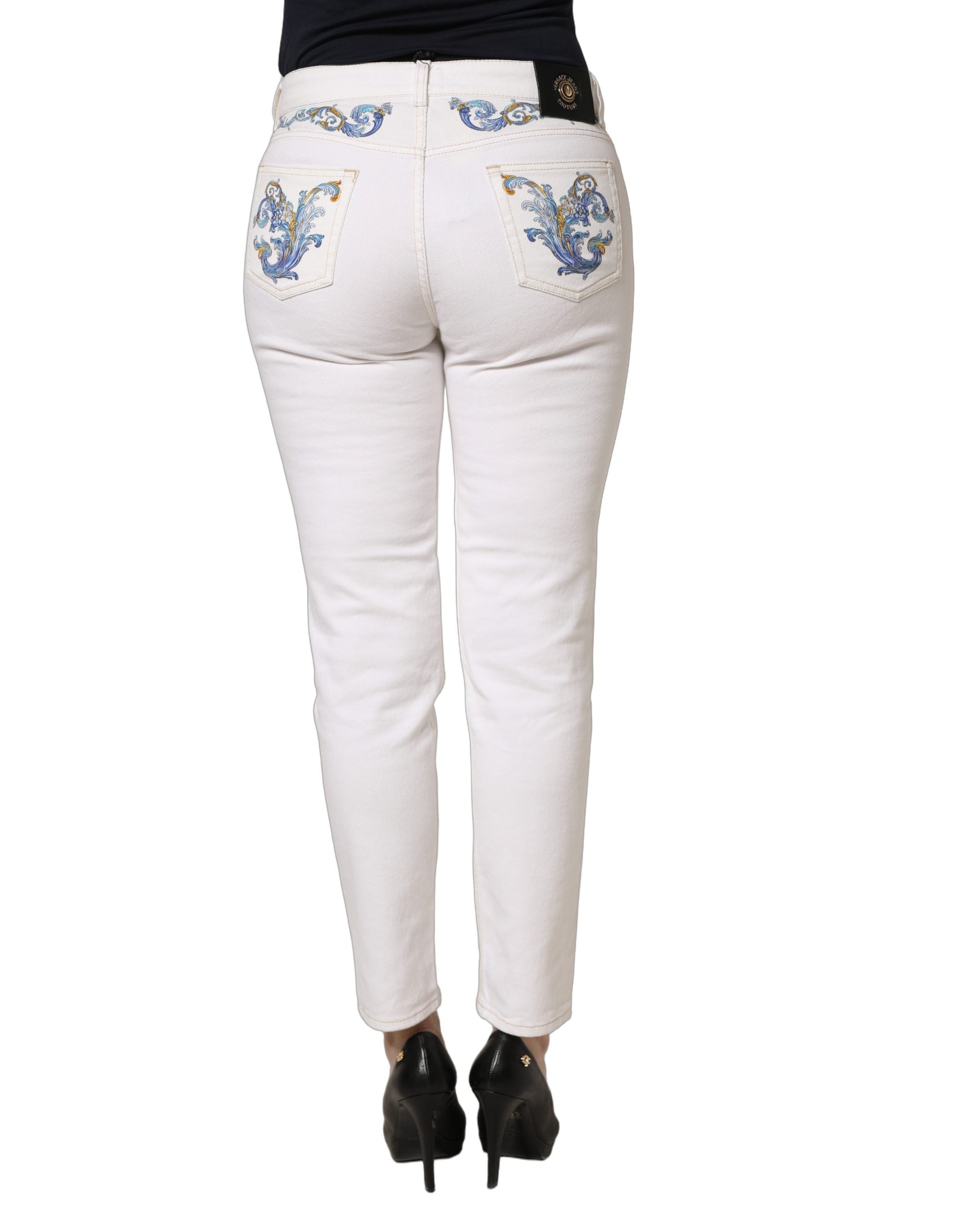 Jeans skinny en denim blanc avec imprimé floral de Versace Jeans Couture, mode élégante et tendance pour femmes.