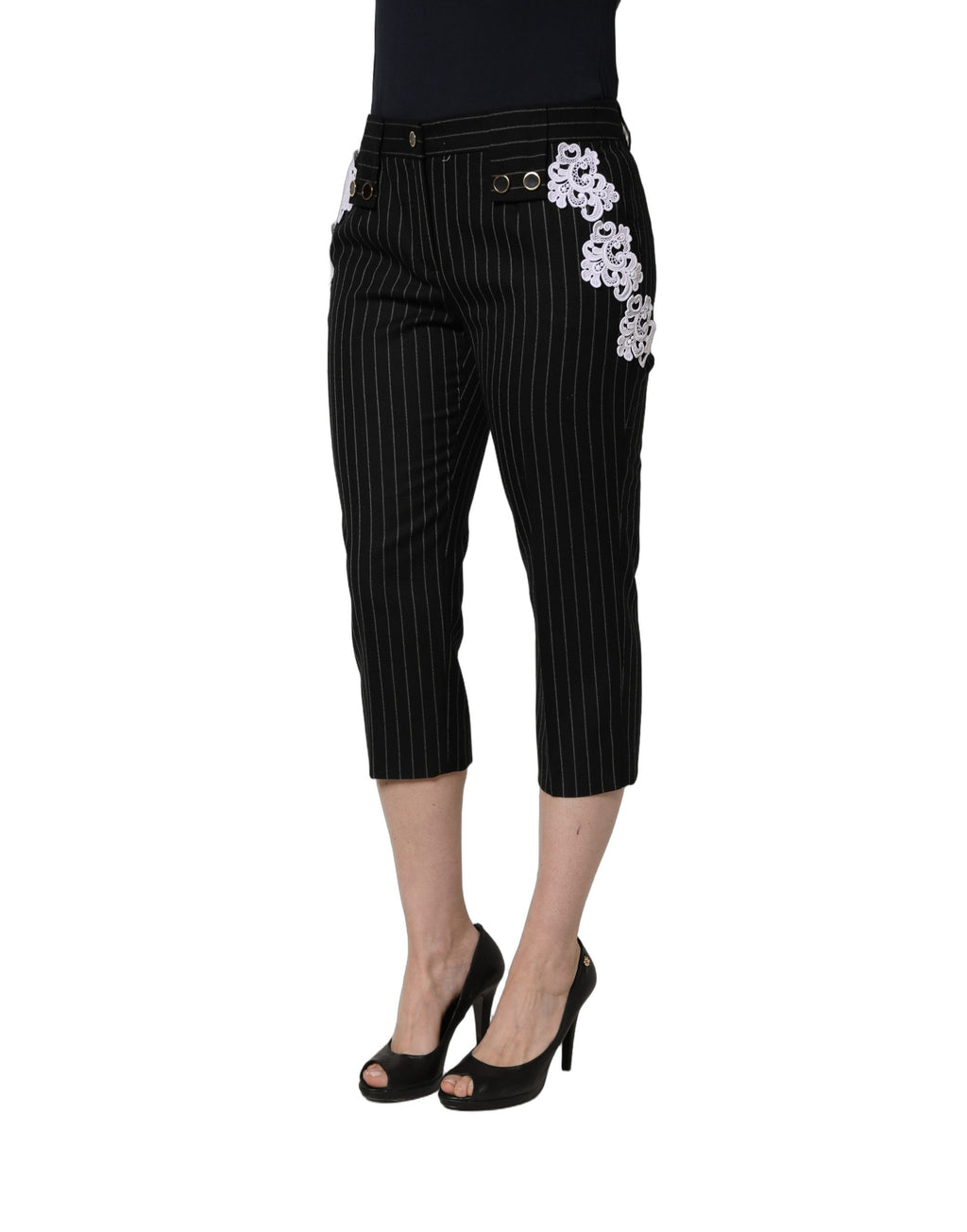 Pantalon court noir Dolce & Gabbana avec appliqué en dentelle et rayures, style élégant et sophistiqué.
