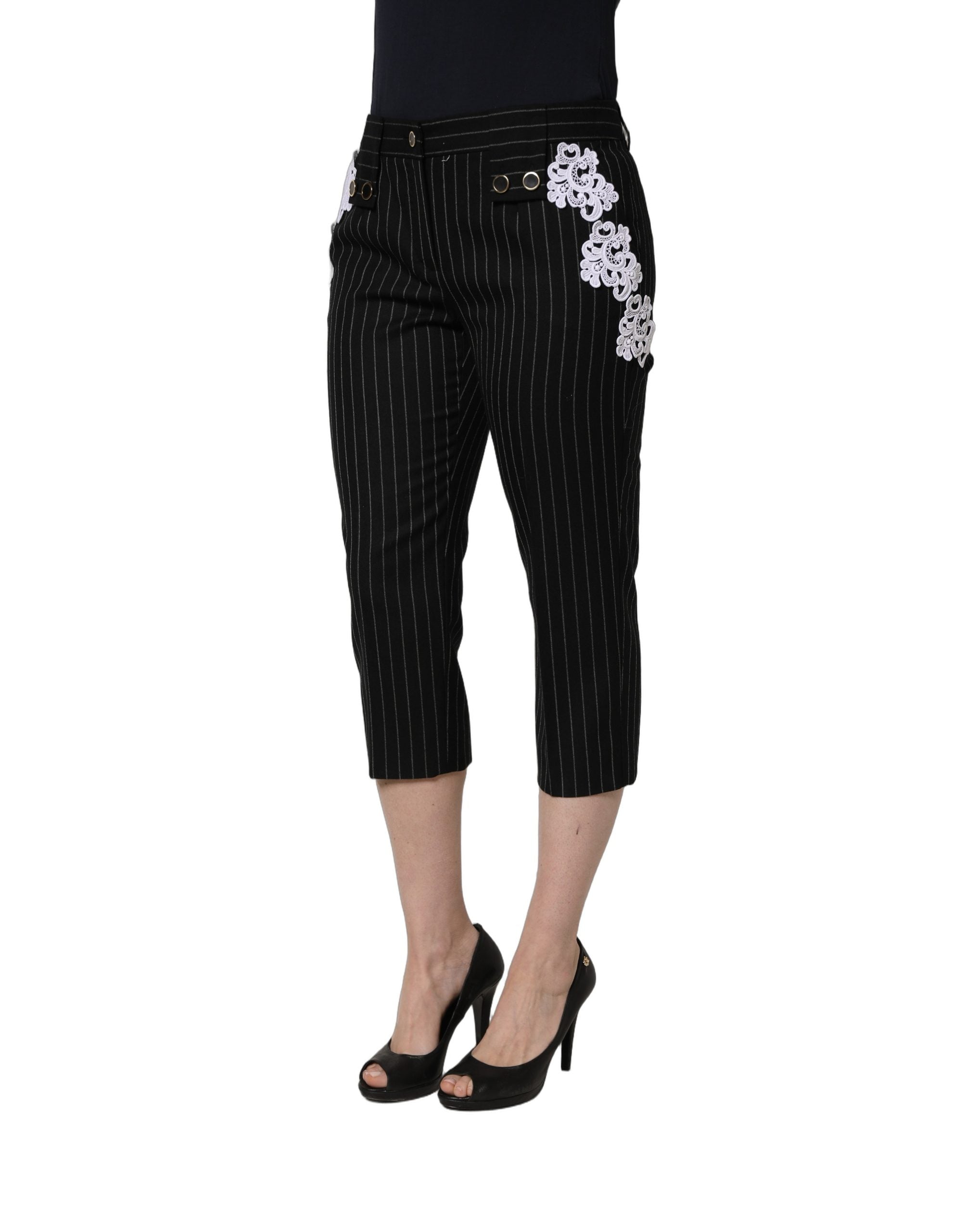 Pantalon court noir Dolce & Gabbana avec appliqué en dentelle et rayures, style élégant et sophistiqué.
