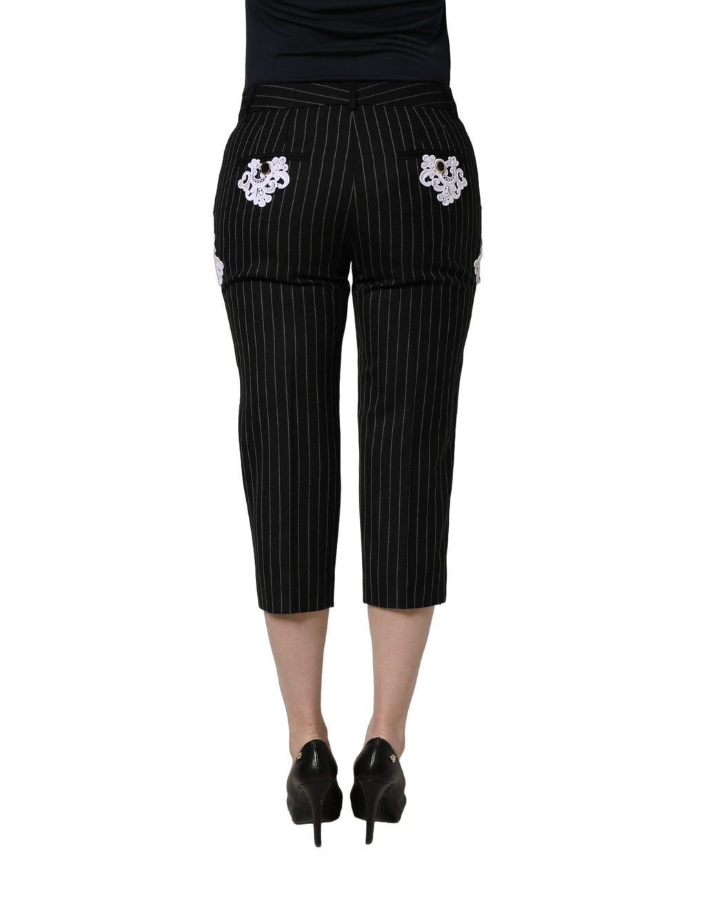 Pantalon court noir Dolce & Gabbana en dentelle et rayures, avec appliqué en dentelle et coupe élégante.