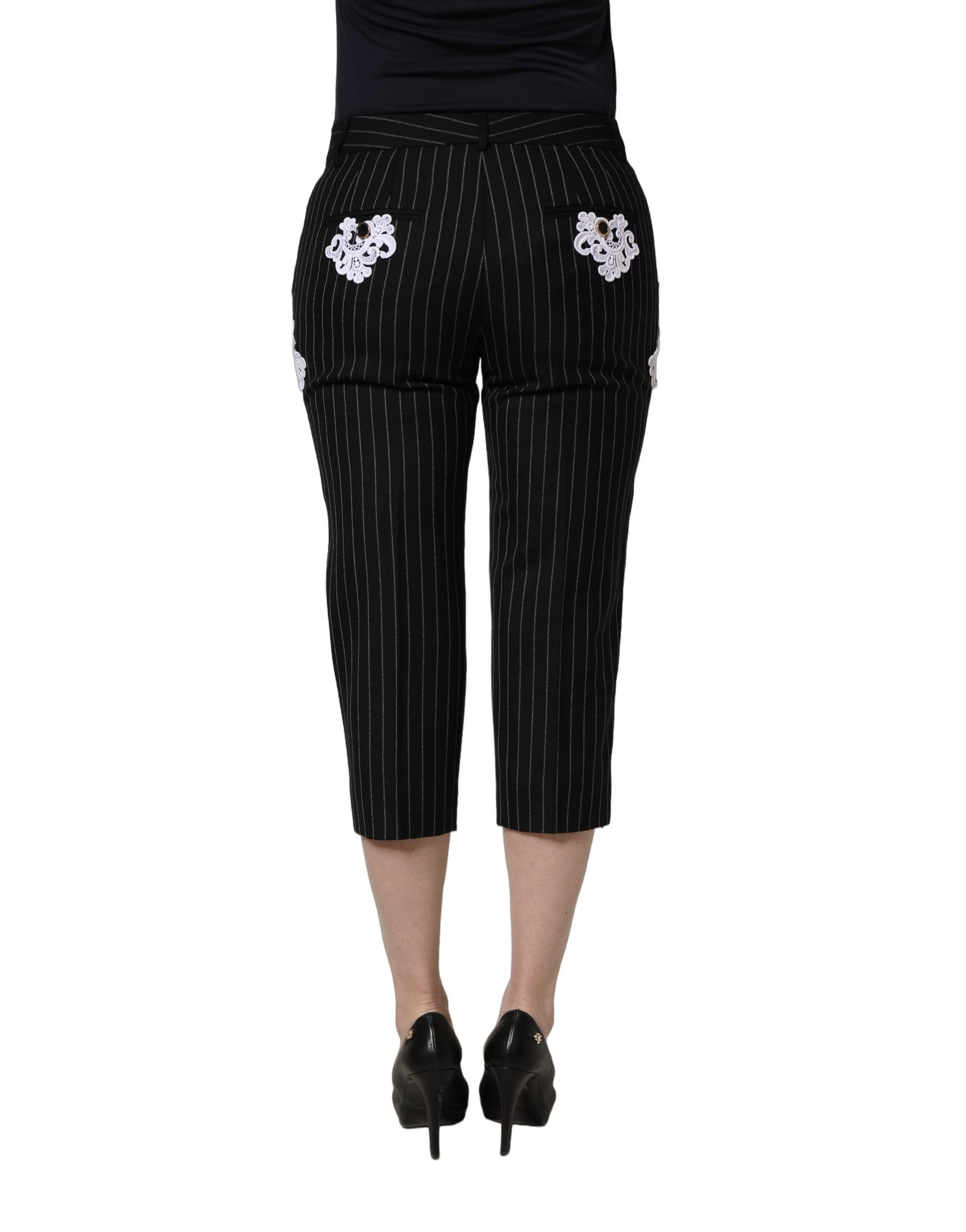 Pantalon court noir Dolce & Gabbana en dentelle et rayures, avec appliqué en dentelle et coupe élégante.