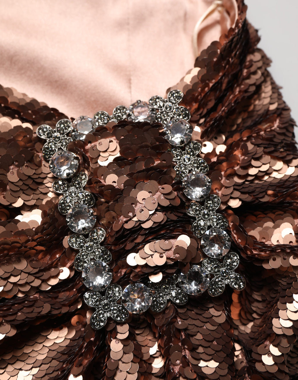 Jupe longue Dolce & Gabbana ornée de sequins et de détails en or rose, élégance glamour.