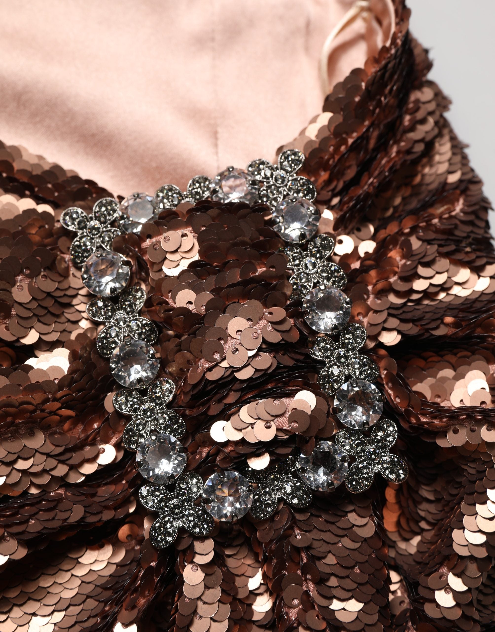 Jupe longue Dolce & Gabbana ornée de sequins et de détails en or rose, élégance glamour.