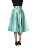 Jupe midi plissée en satin vert à taille haute de Dolce & Gabbana, coupe en ligne A élégante et sophistiquée.