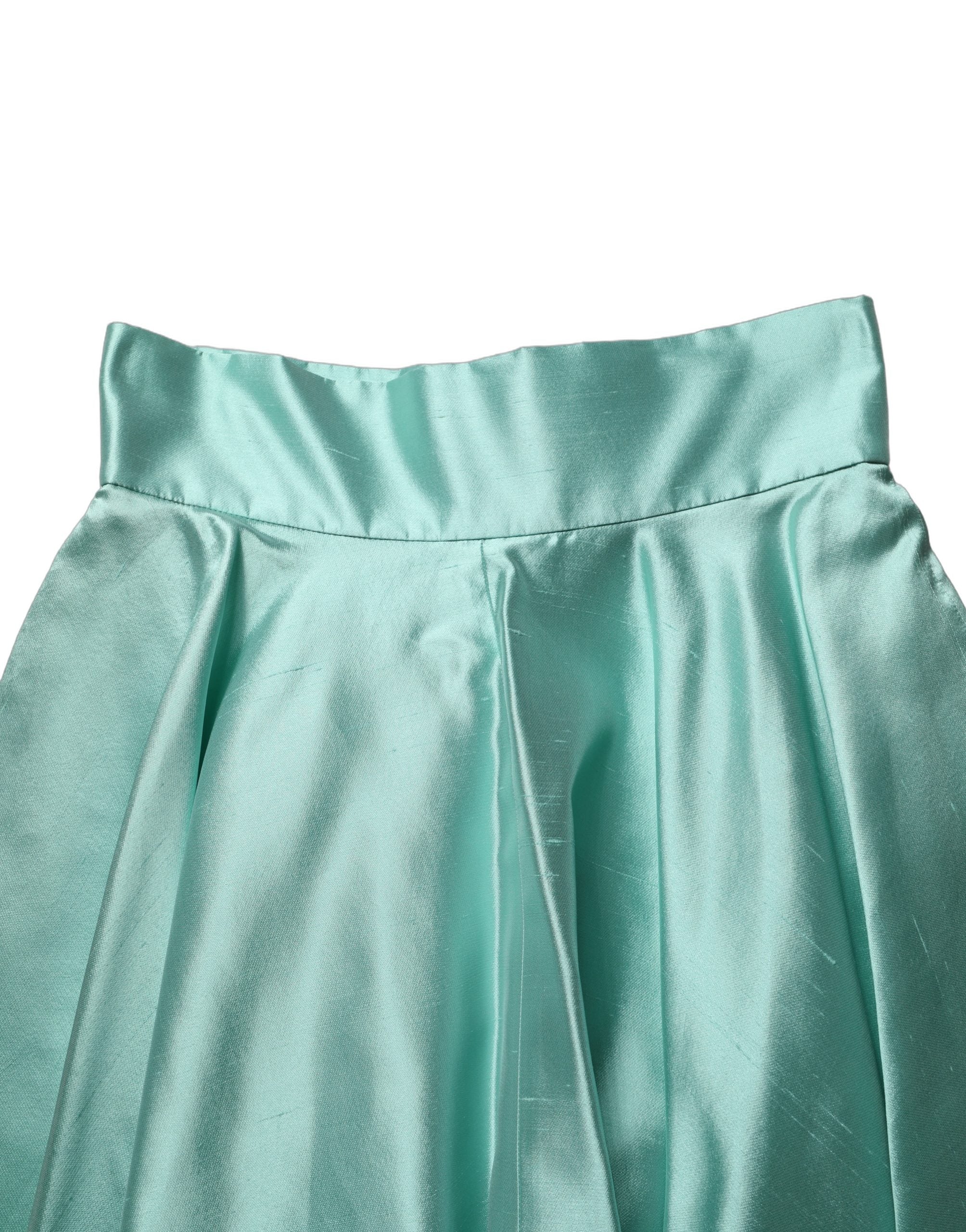 Jupe midi plissée en satin vert à taille haute de Dolce & Gabbana, style A-line élégante et sophistiquée.