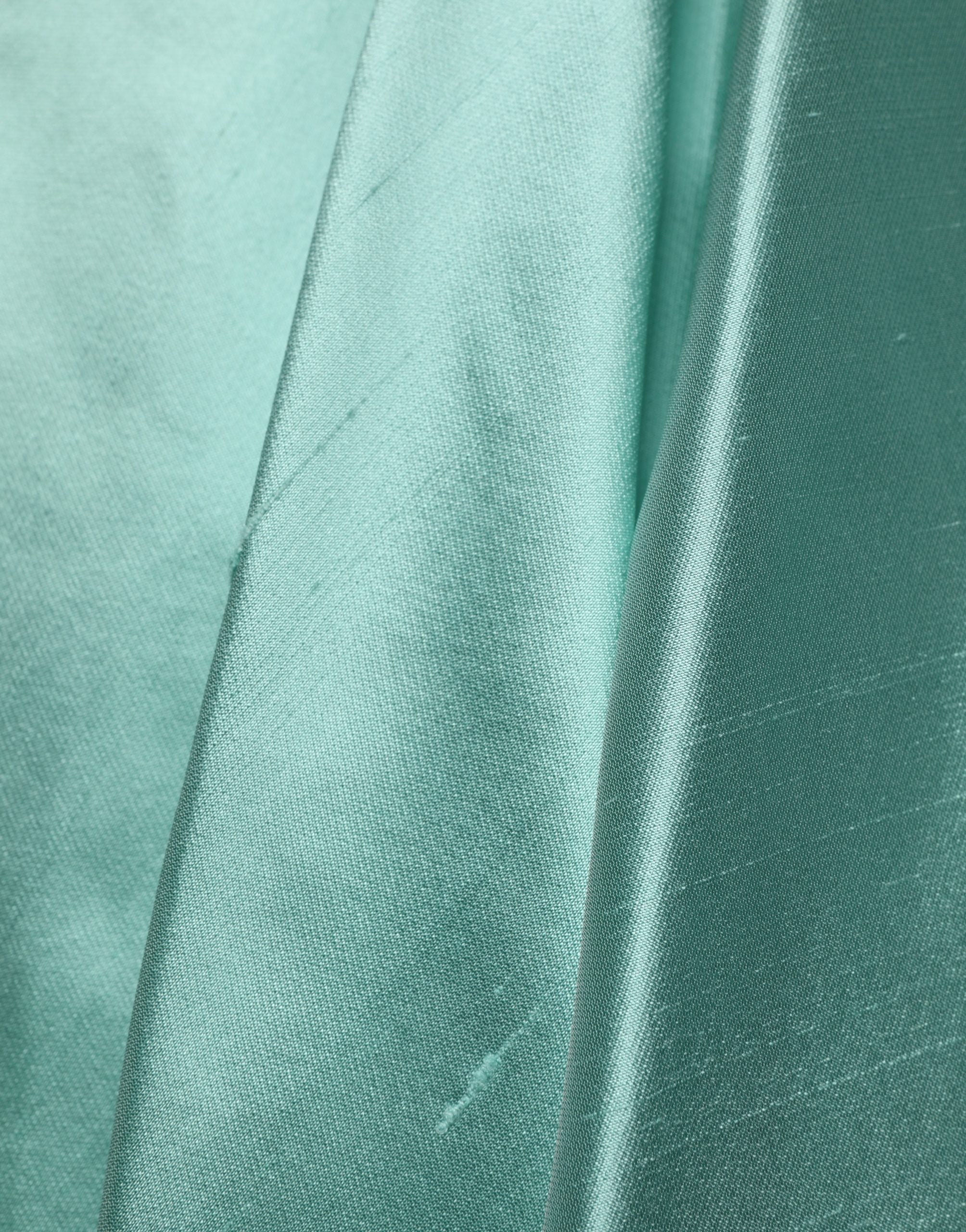 Jupe midi plissée en satin vert à taille haute de Dolce & Gabbana, style élégant et fluide.