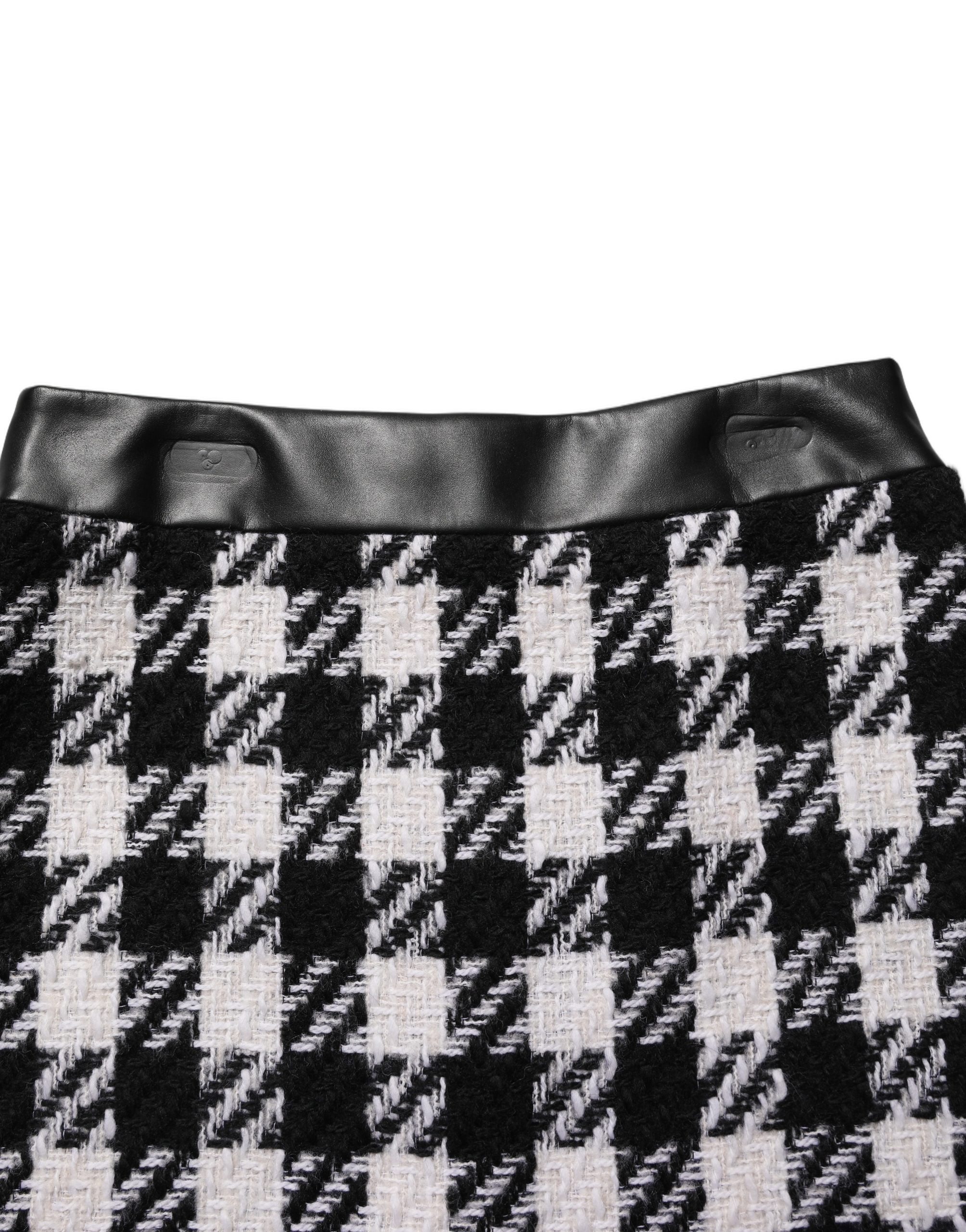 Mini jupe en tweed noir et blanc Dolce & Gabbana, style houndstooth, élégante et tendance, vue de face.