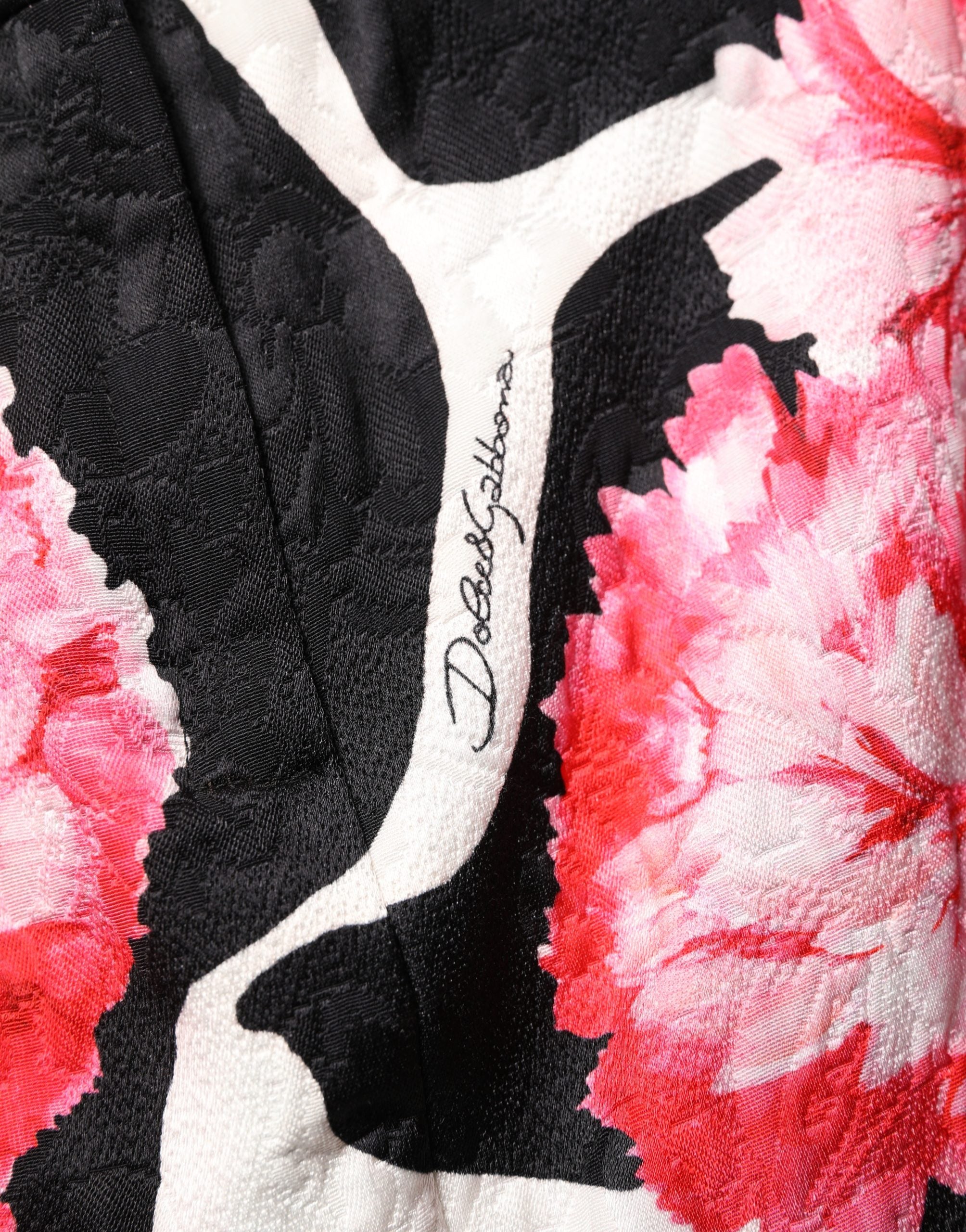 Jupe courte en jacquard noir et rose à fleurs de clématite, design floral Dolce & Gabbana.