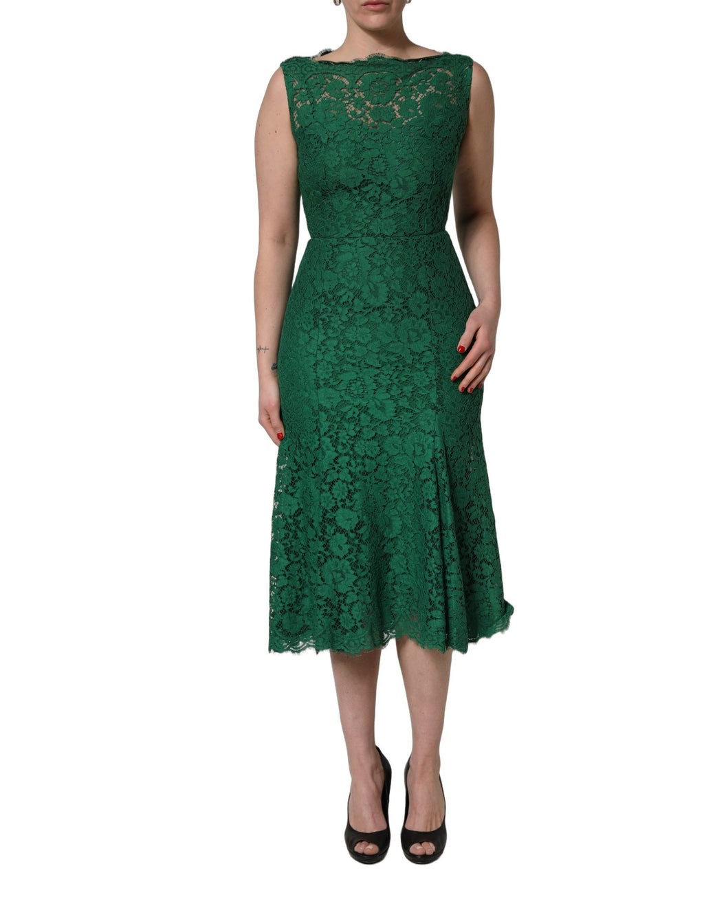 Robe midi sans manches en coton à fleurs vertes et dentelle, de la marque Dolce & Gabbana, portée, détail du tissu.