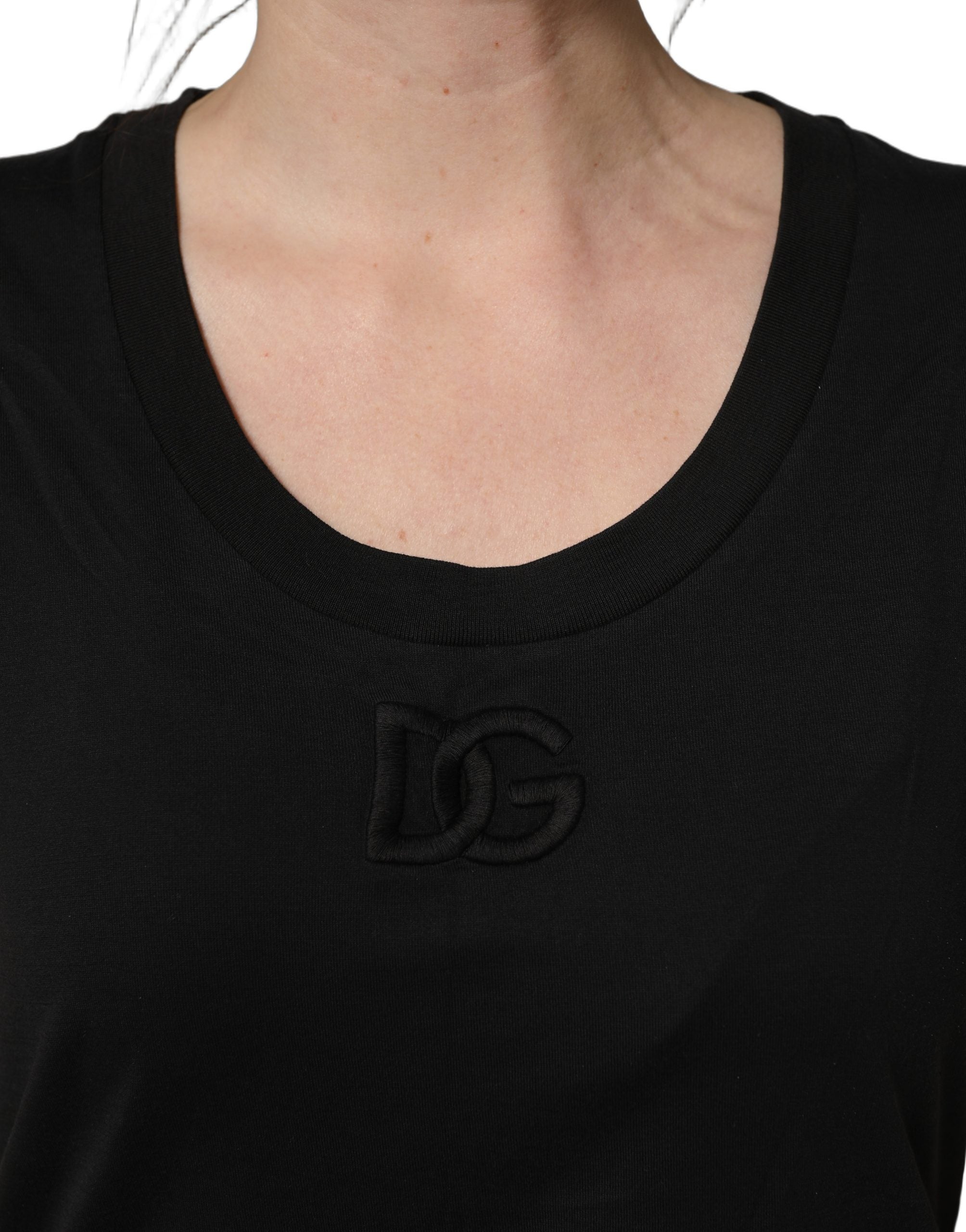 T-shirt noir en coton à manches courtes et col rond de Dolce & Gabbana, vue de face, détail du tissu.