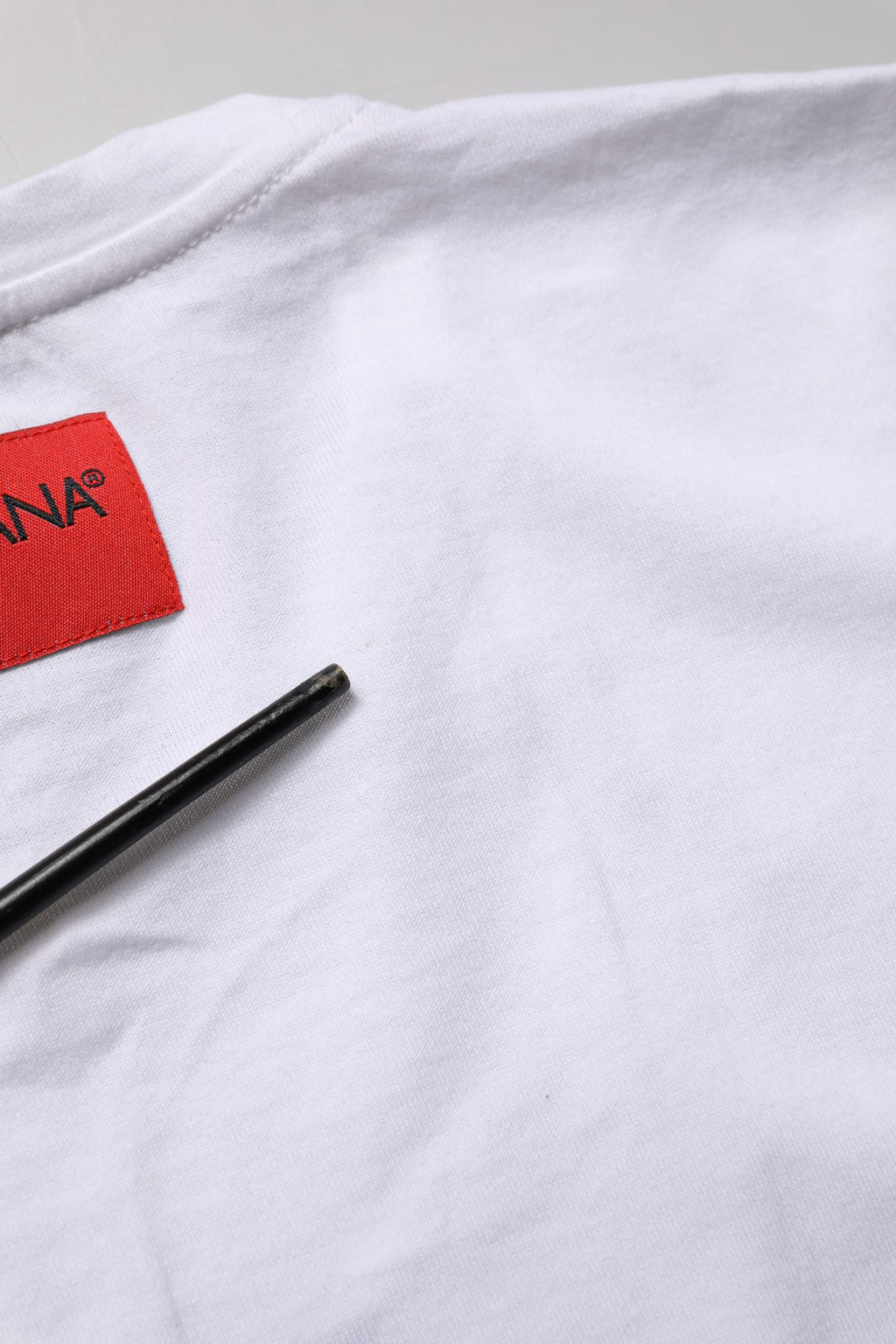 T-shirt Dolce & Gabbana blanc à manches courtes avec motif floral graphique et col rond, style décontracté.