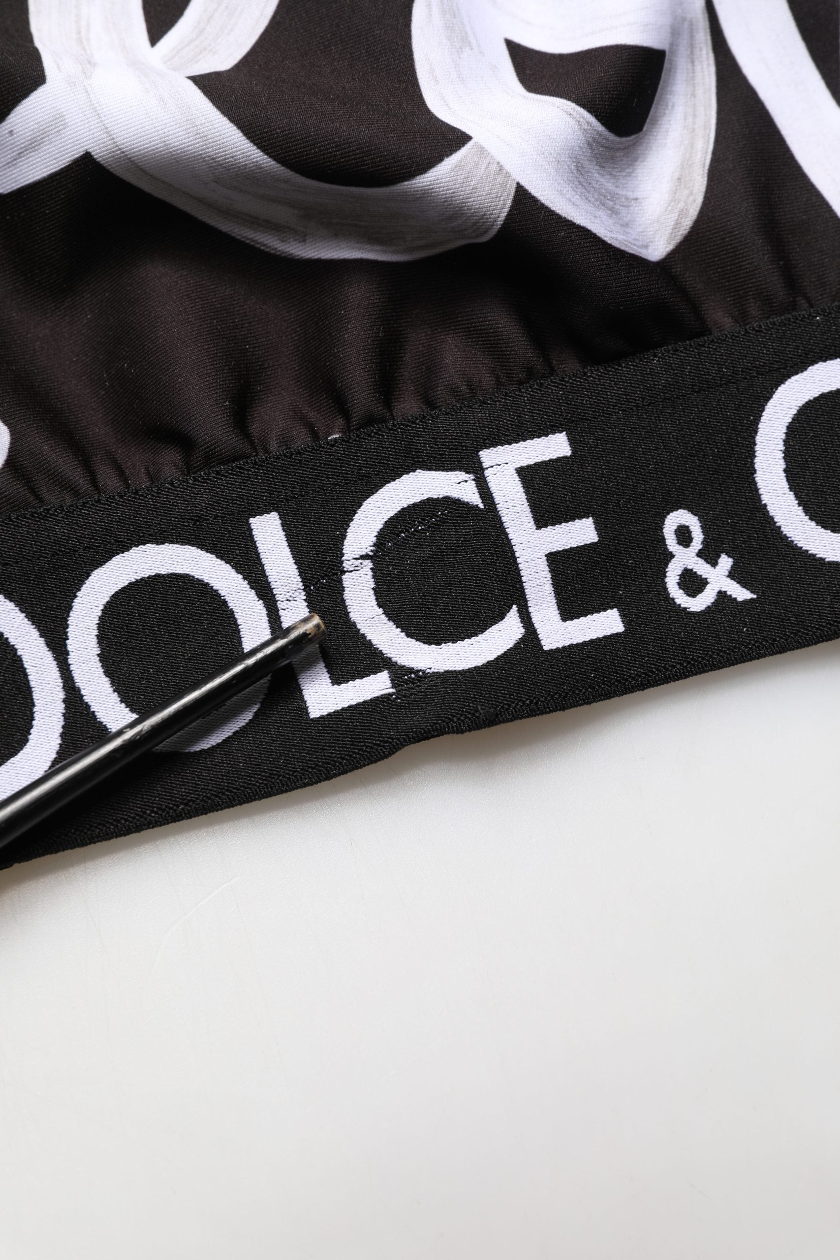 Soutien-gorge de sport noir Dolce & Gabbana DG Love Yourself, haut court en tissu extensible avec logo.