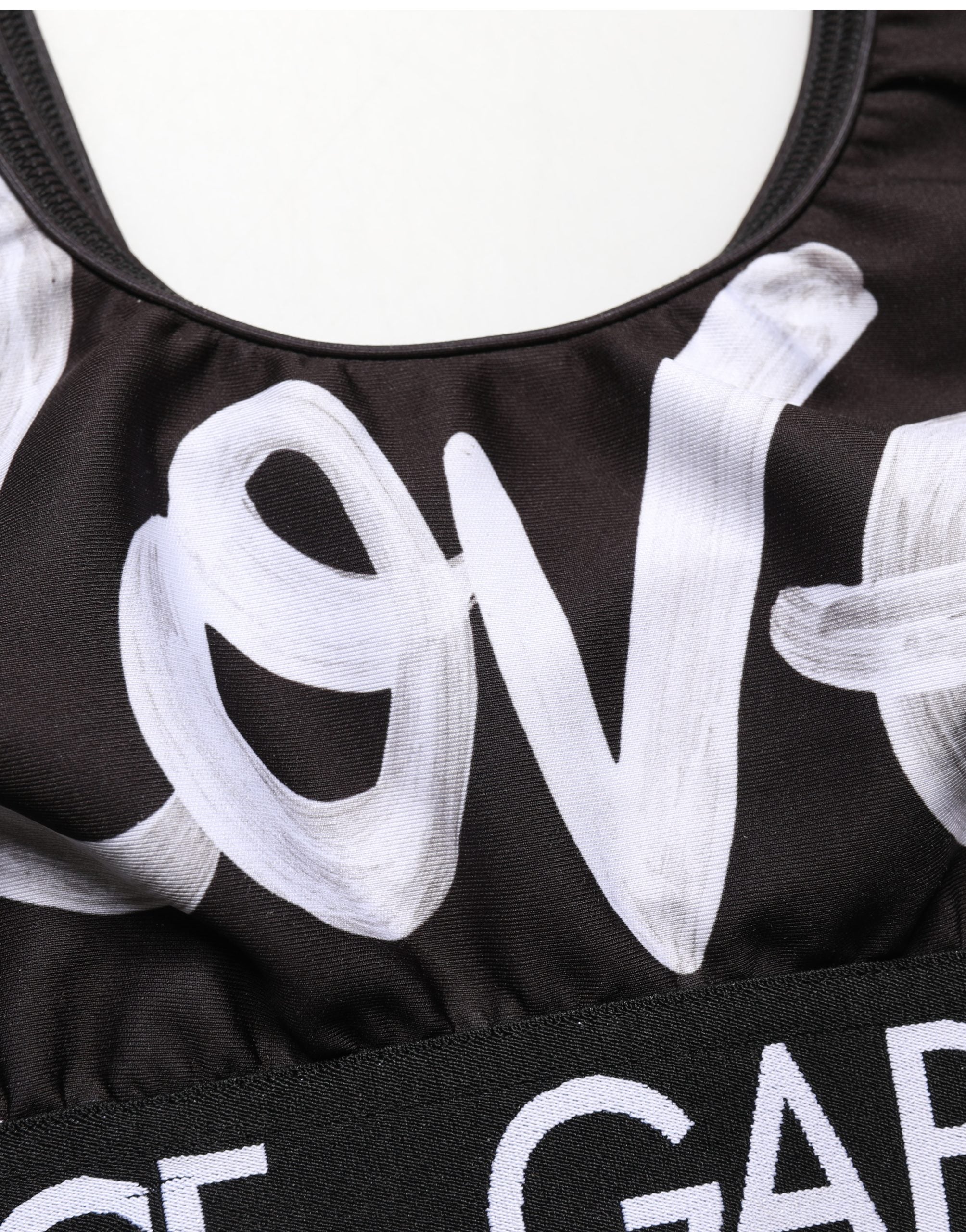 Soutien-gorge de sport cropped Dolce & Gabbana DG Love Yourself en noir, mode sportive élégante et confortable.