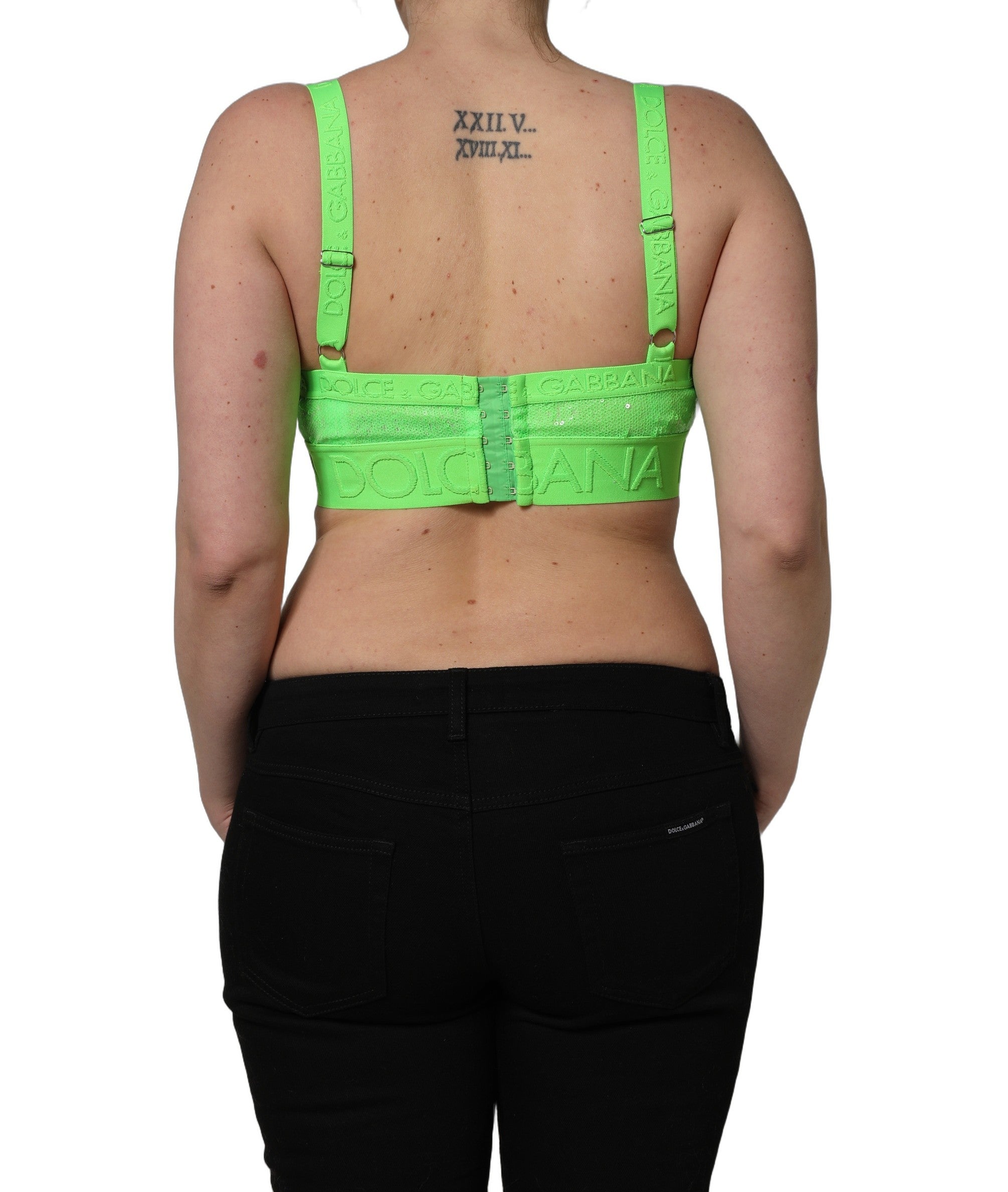 Lingerie Dolce & Gabbana, soutien-gorge doux vert néon avec logo et coupe courte, visible en gros plan.