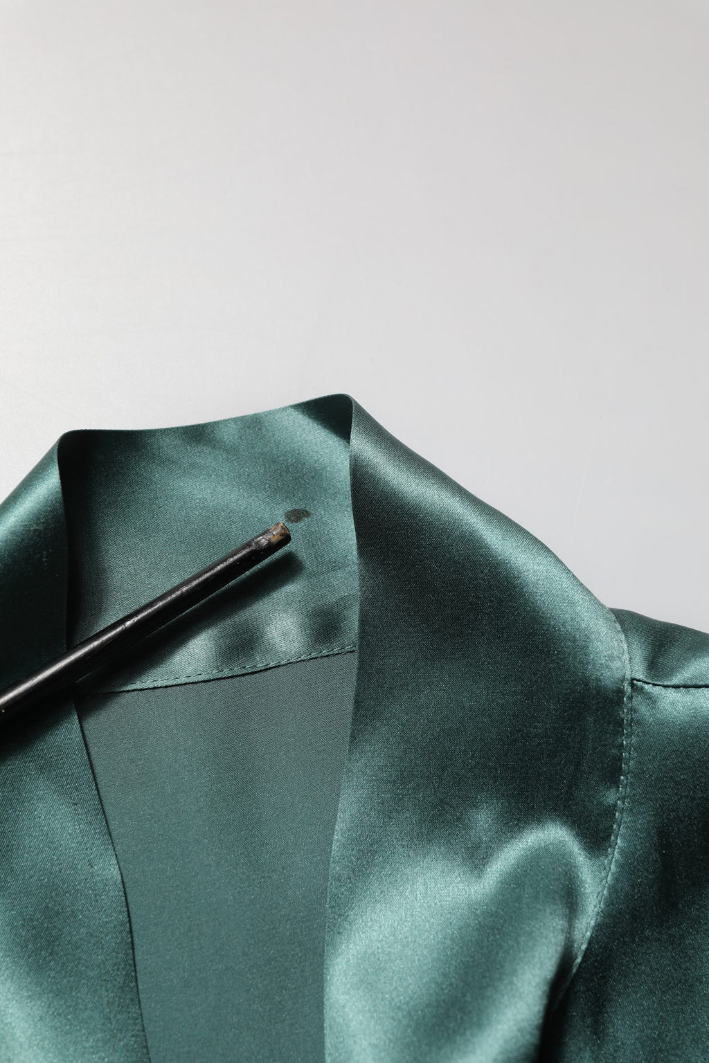 Chemise en soie satin vert foncé Dolce & Gabbana avec cravate au col, élégante blouse sophistiquée pour femmes.