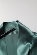 Chemise en soie satin vert foncé Dolce & Gabbana avec cravate au col, élégante blouse sophistiquée pour femmes.