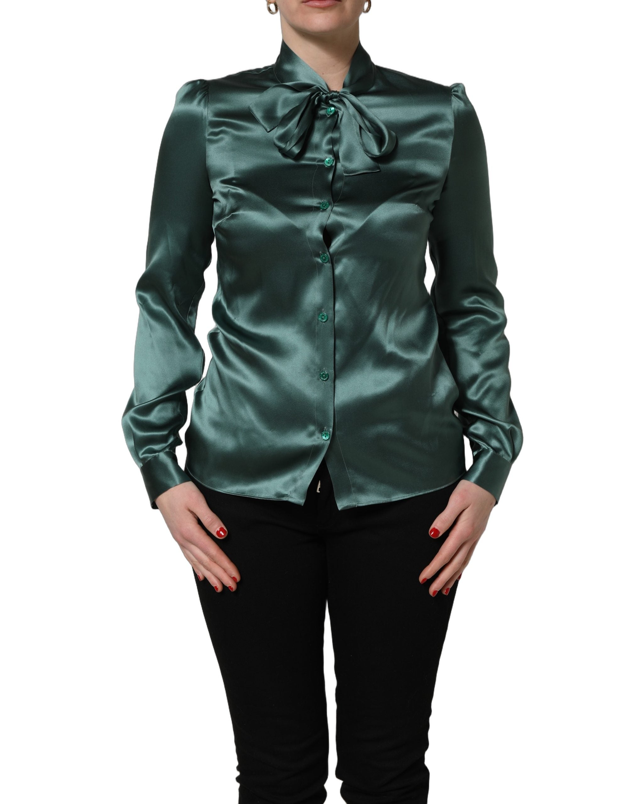Blouse en soie satin vert foncé de Dolce & Gabbana avec nœud au col, style élégant et sophistiqué, vue de face.