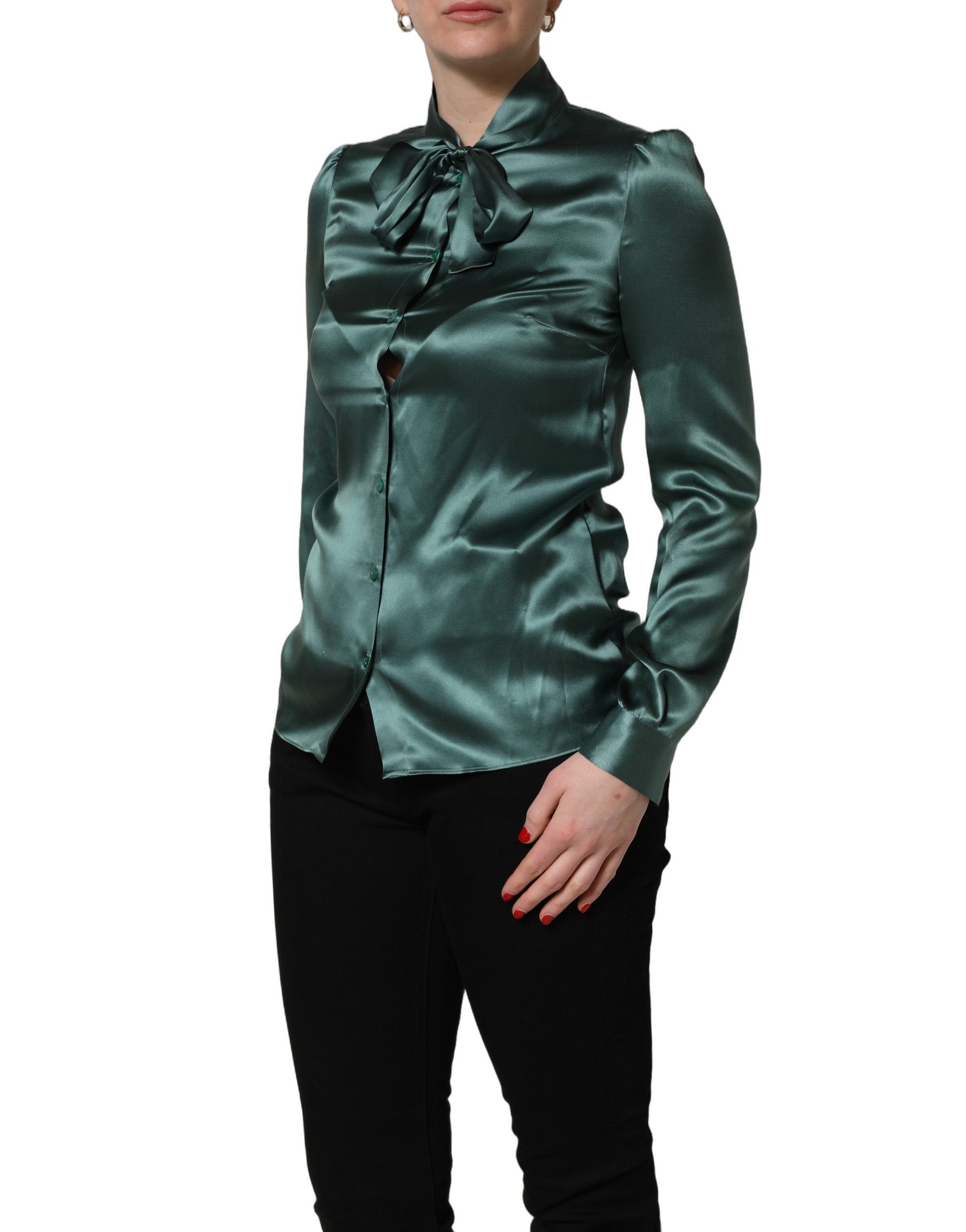 Chemisier en satin de soie vert foncé Dolce & Gabbana avec nœud au col, élégant haut féminin.