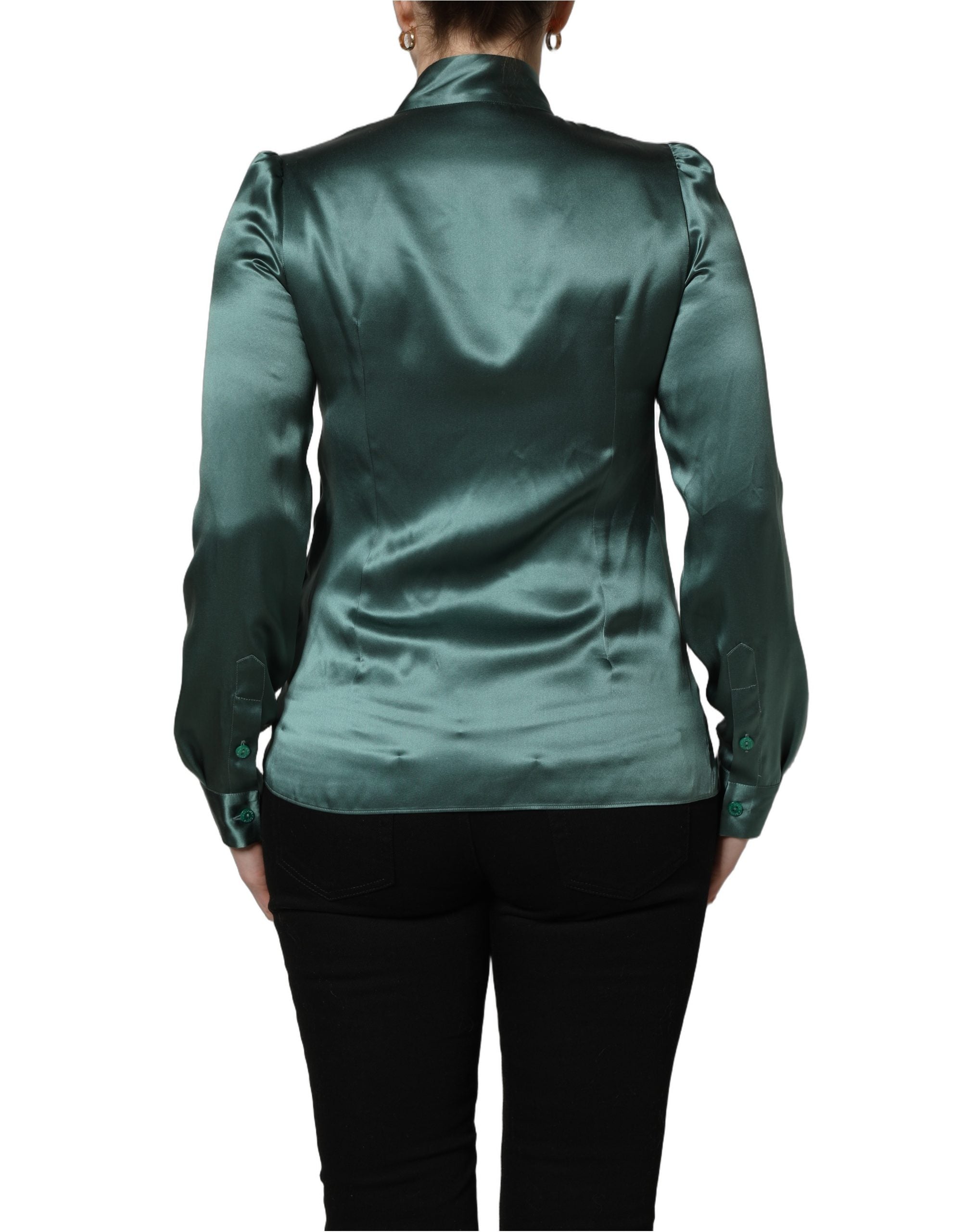 Chemisier en soie satin vert foncé de Dolce & Gabbana avec un nœud au col, élégance sophistiquée pour femme.