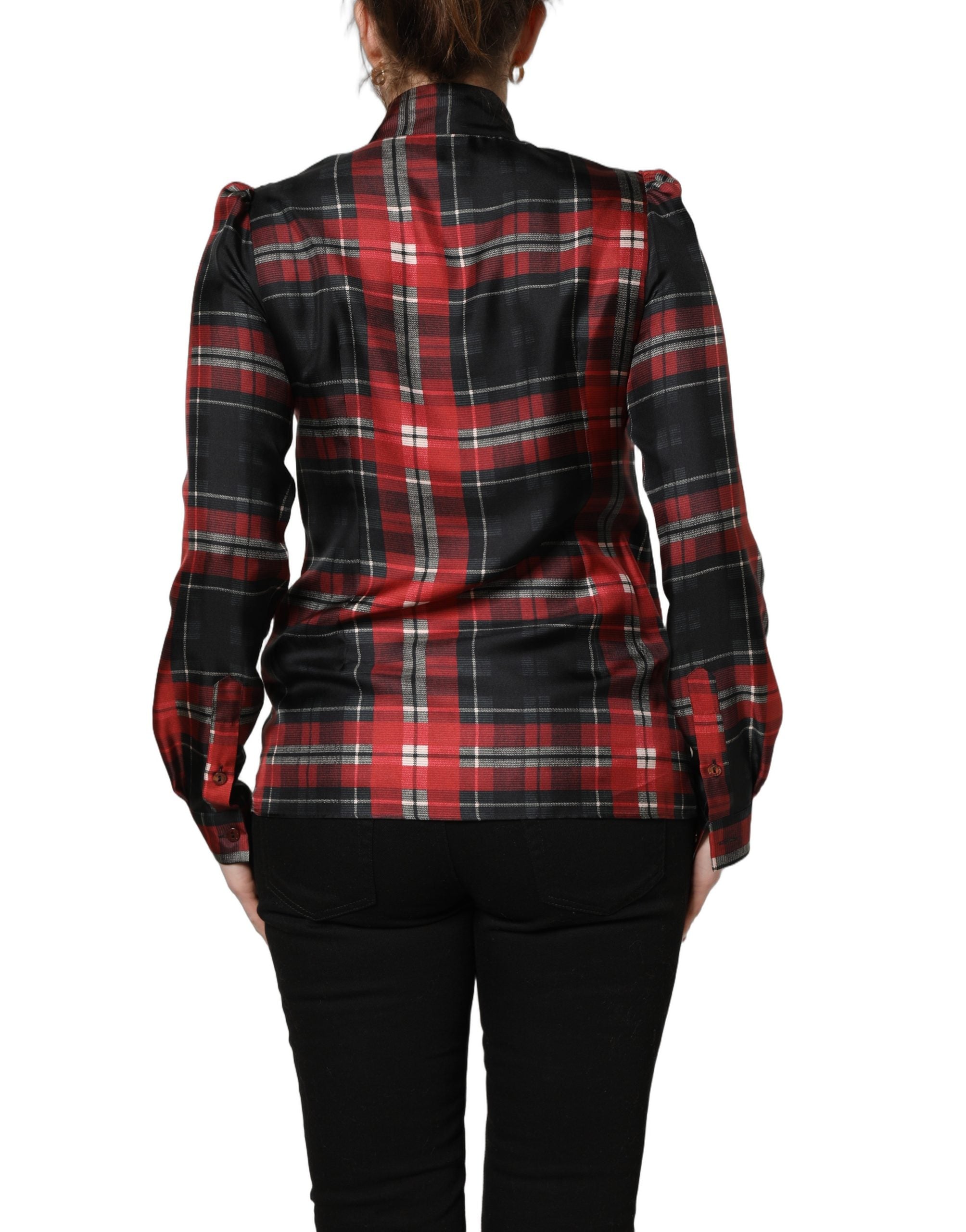 Blouse Dolce & Gabbana en soie à carreaux rouges et noirs avec col à nouer, élégante et tendance.