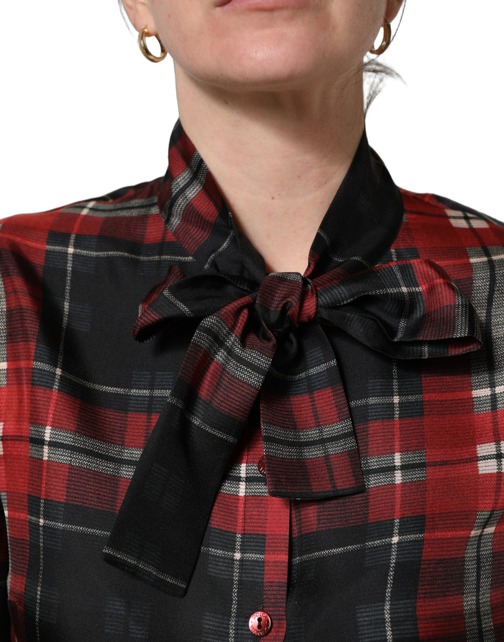 Blouse Dolce & Gabbana en soie à carreaux rouges et noirs avec col lavallière, portée comme haut élégant.