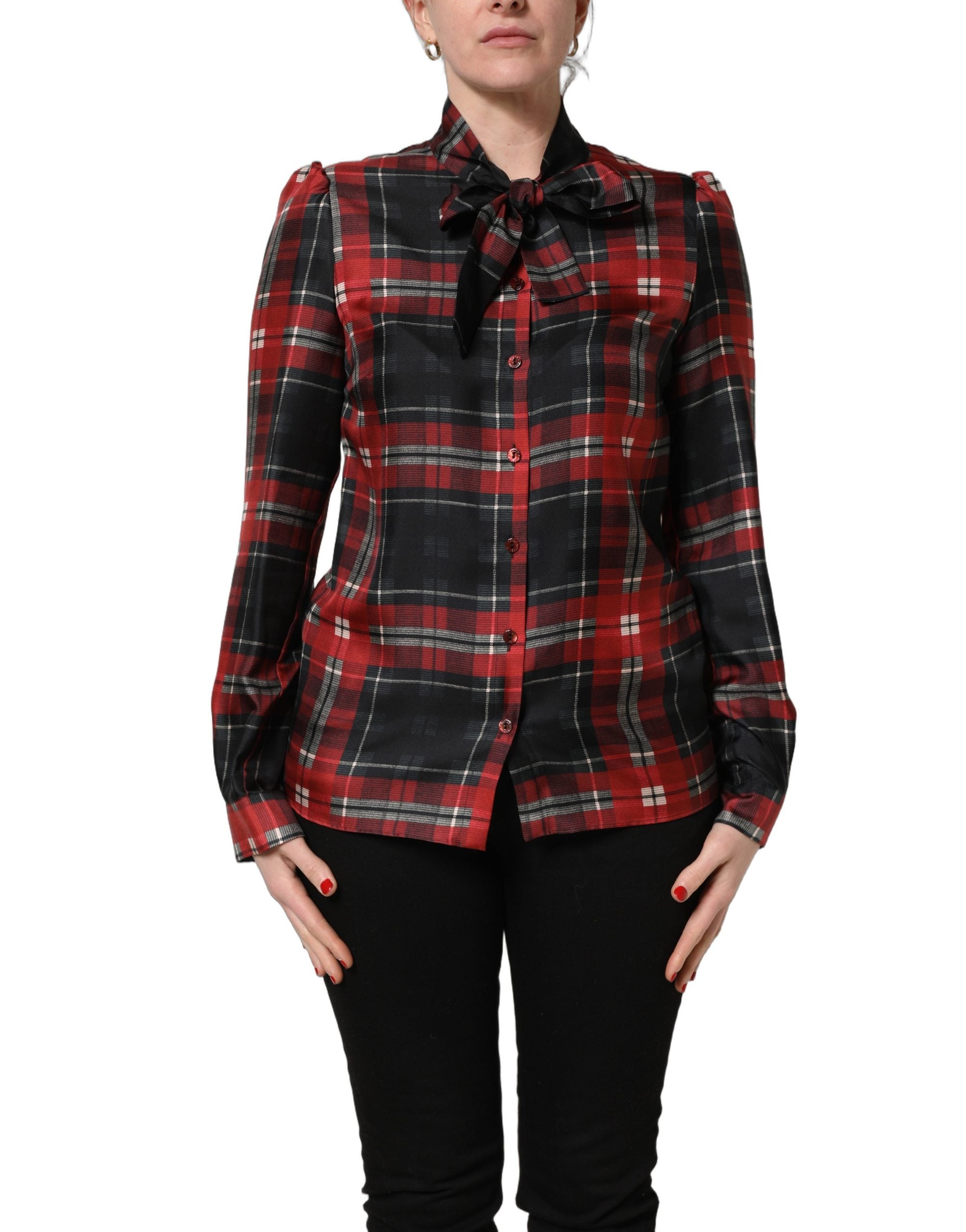 Chemisier en soie à nouer avec motif à carreaux rouge et noir de Dolce & Gabbana, vue de face.