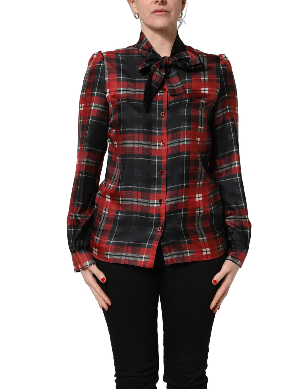 Blouse en soie à carreaux rouge et noir de Dolce & Gabbana avec col en nœud papillon, manche longue et style élégant.