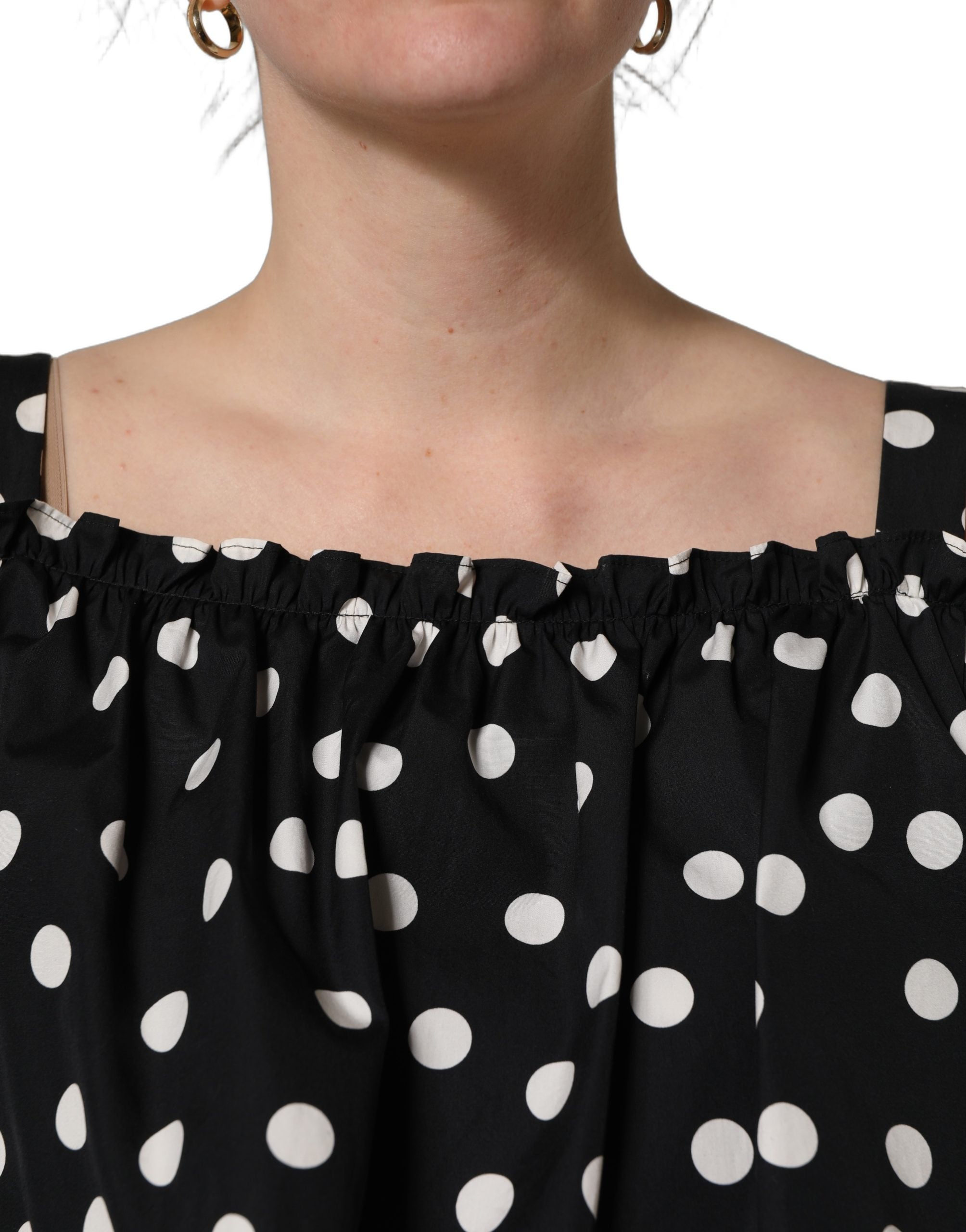 Top noir et blanc à pois Dolce & Gabbana, décolleté épaules, tissu léger et élégant, parfait pour une tenue chic et tendance.