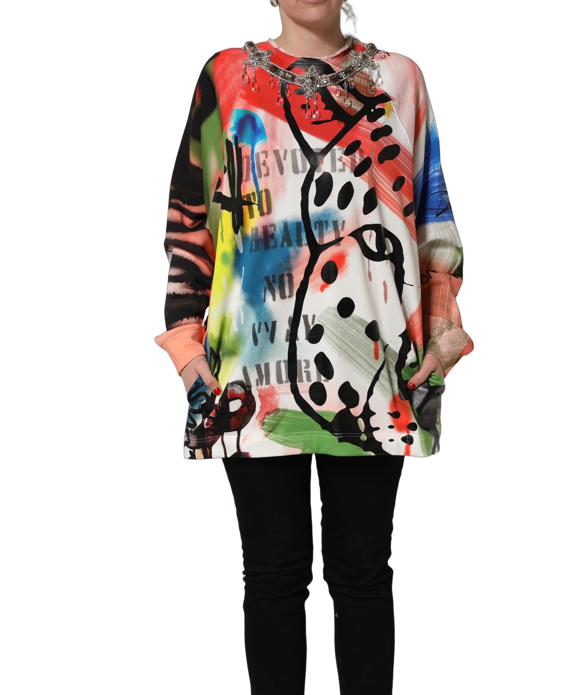 Sweatshirt Dolce & Gabbana multicolore avec embellissements graffiti, look tendance et détails artistiques visibles.