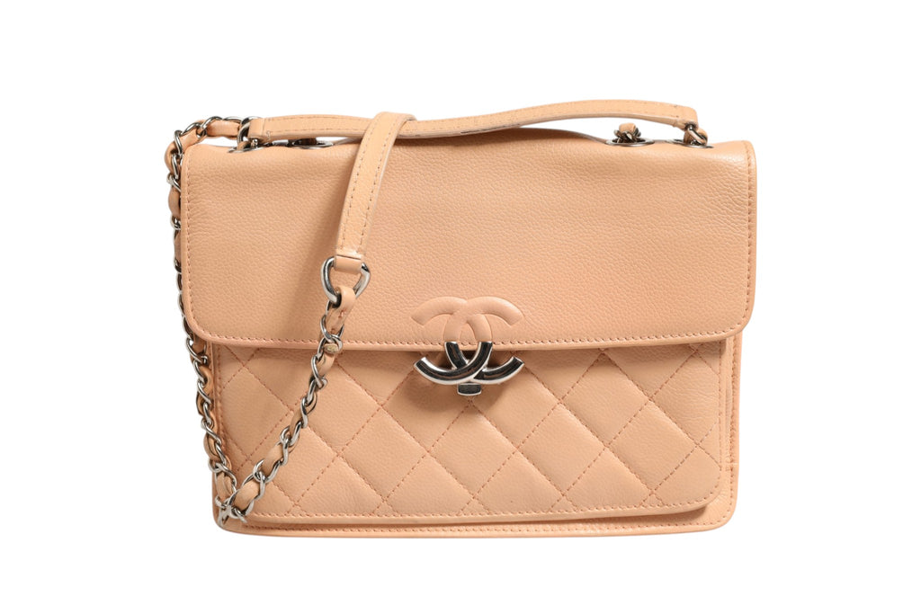 Sac Chanel en cuir de chèvre matelassé avec détail CC, petit modèle à rabat, élégant et sophistiqué.