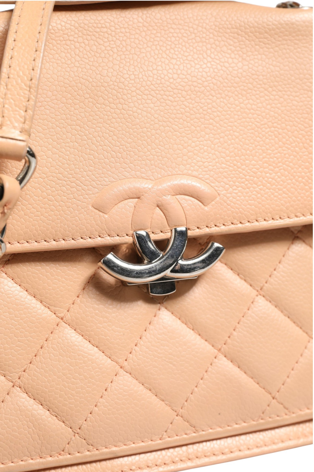 Sac Chanel en cuir de chèvre matelassé avec fermeture à rabat et logo CC, petit modèle élégant et sophistiqué.