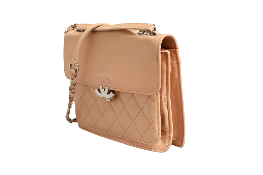 Sac Chanel en cuir de chèvre matelassé avec fermeture à rabat et logo CC, petit modèle élégant, vue de face.