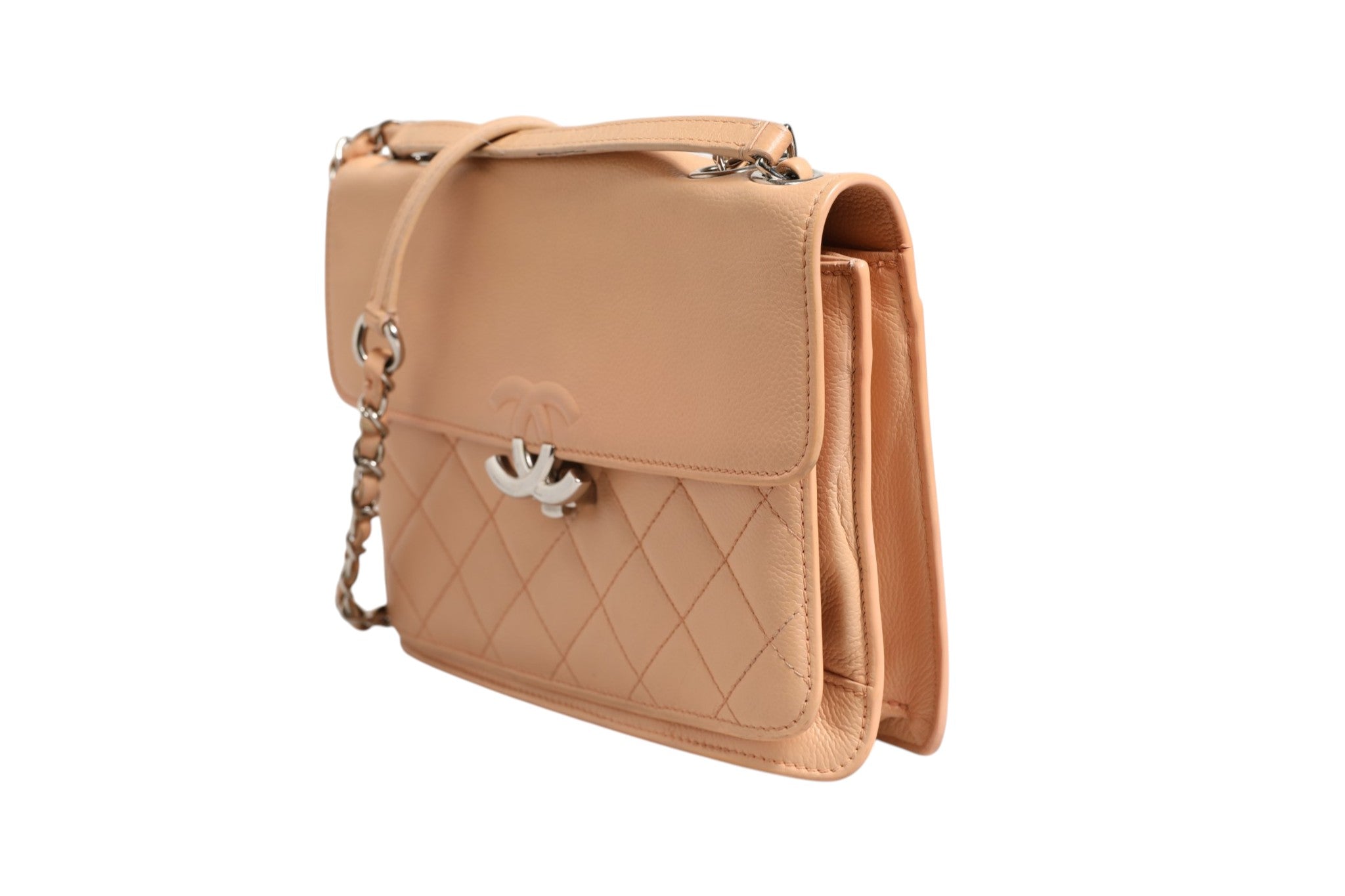 Sac Chanel en cuir de chèvre matelassé avec fermeture à rabat et logo CC, petit modèle élégant, vue de face.