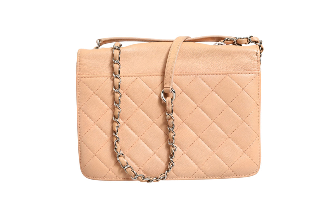 Sac Chanel en cuir de chèvre matelassé, petite taille, avec fermoir CC et rabat, design élégant et sophistiqué.