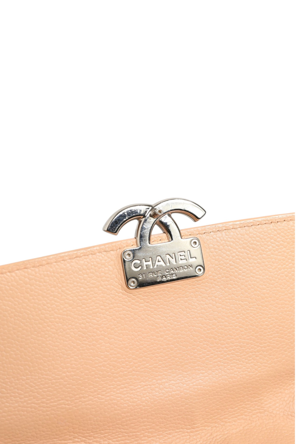 Sac Chanel en cuir de chèvre matelassé, petite sacoche à rabat avec logo CC, élégant et classique.