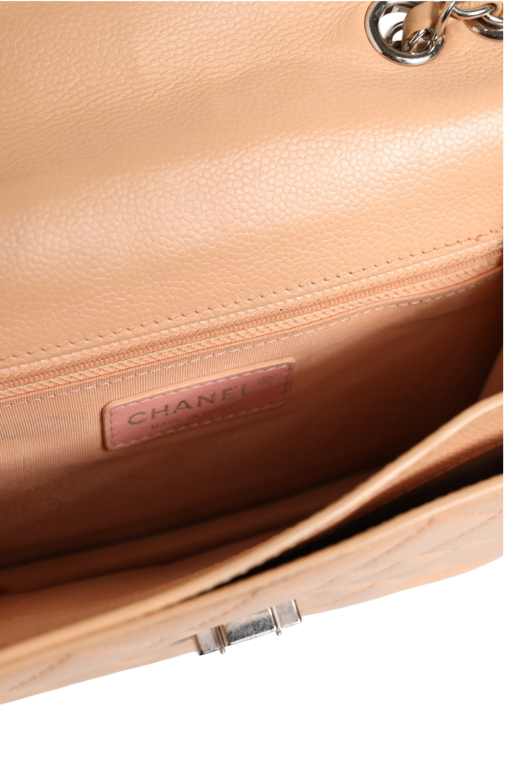Sac Chanel en cuir de chèvre matelassé avec fermeture à rabat et logo CC, petit format, élégant et sophistiqué.